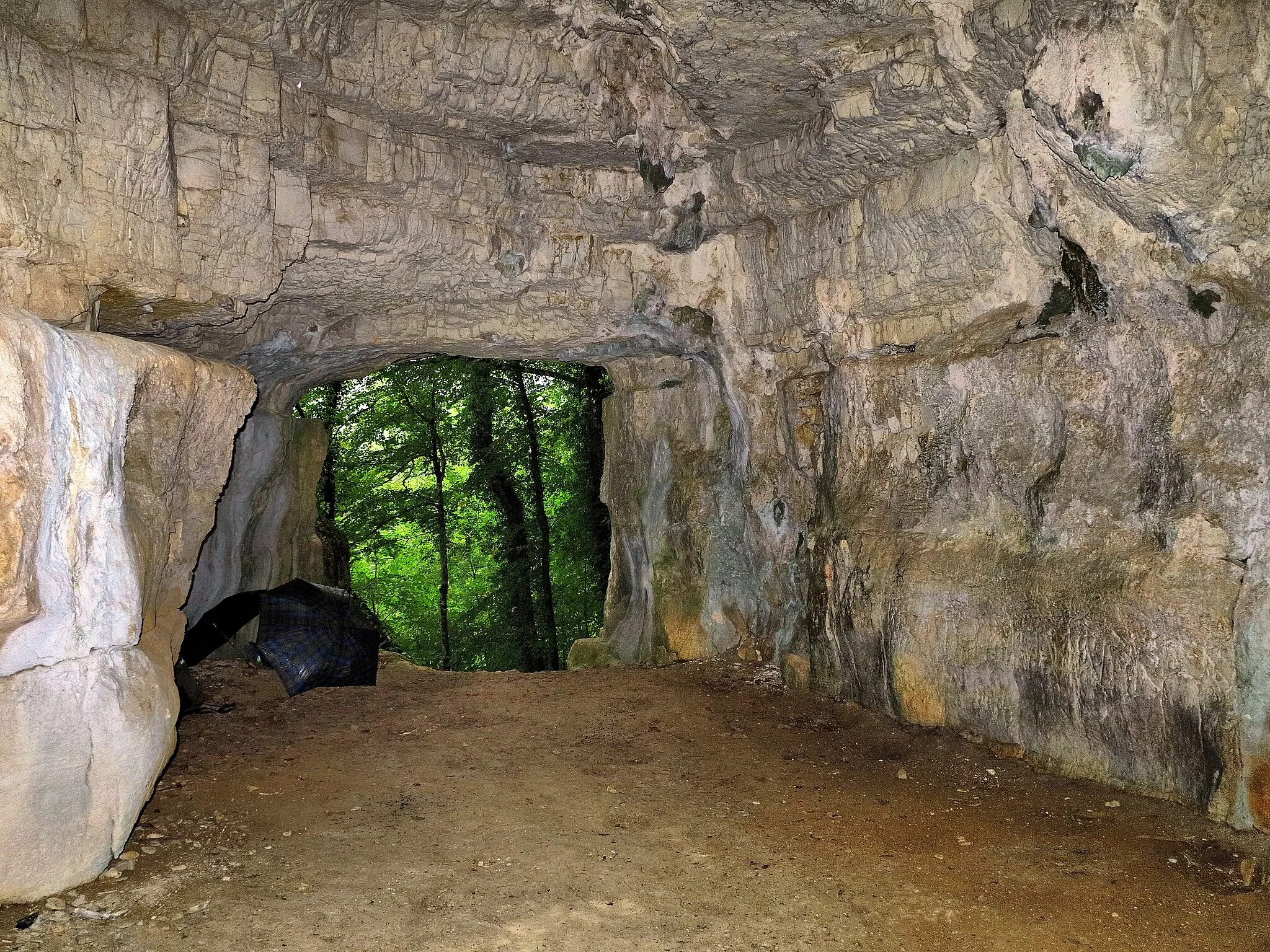 Photo showing: Entrée d'une des grottes de Waroly