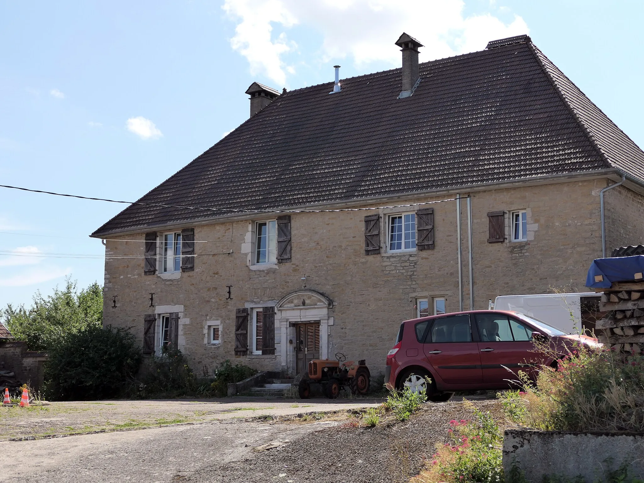 Photo showing: image montrant une photographie prise sur le territoire de la commune de Mazerolles-le-Salin dans le département du Doubs : une maison