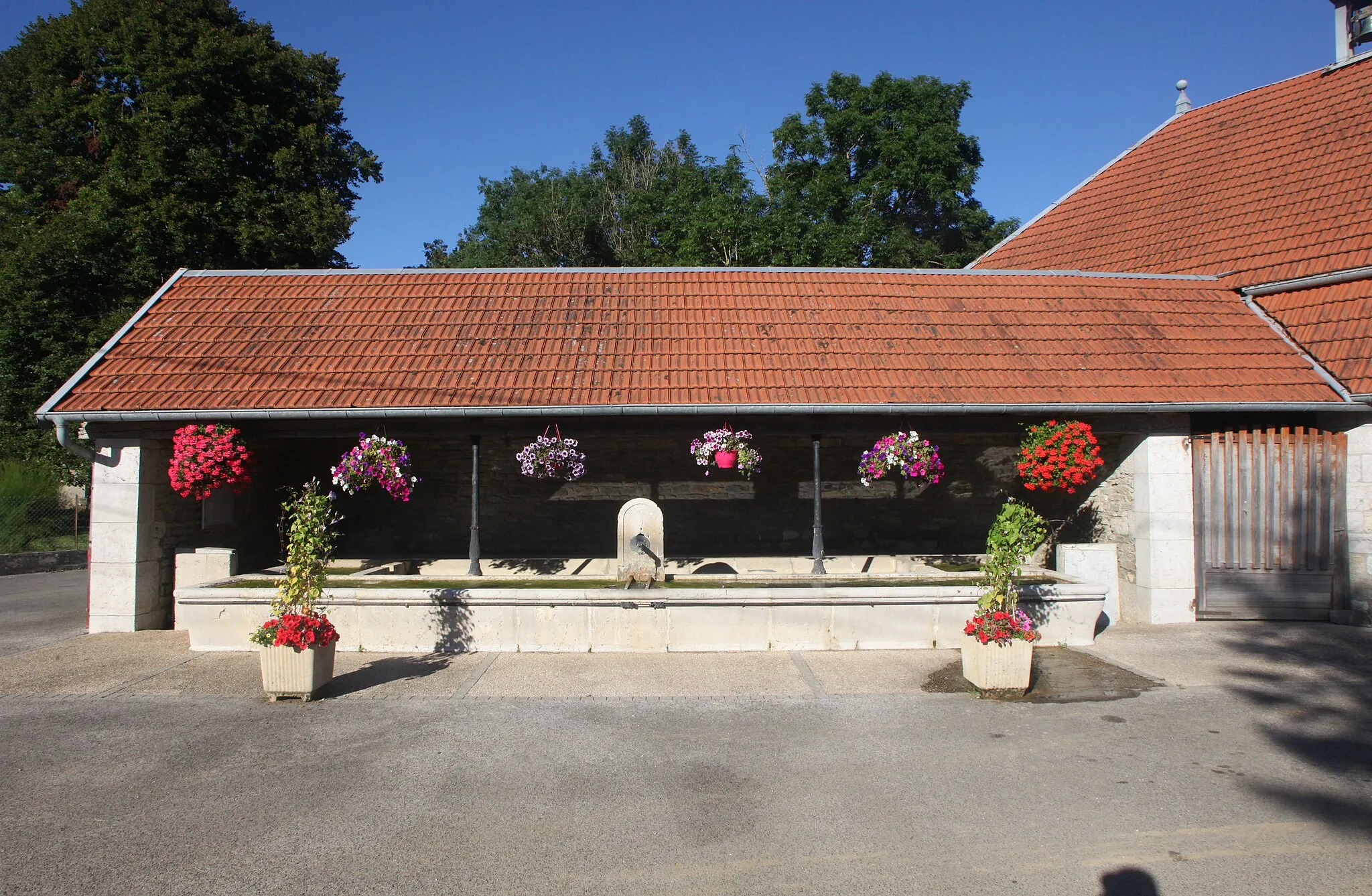 Photo showing: Fontaine-lavoir à Magny-Chatelard (Doubs).