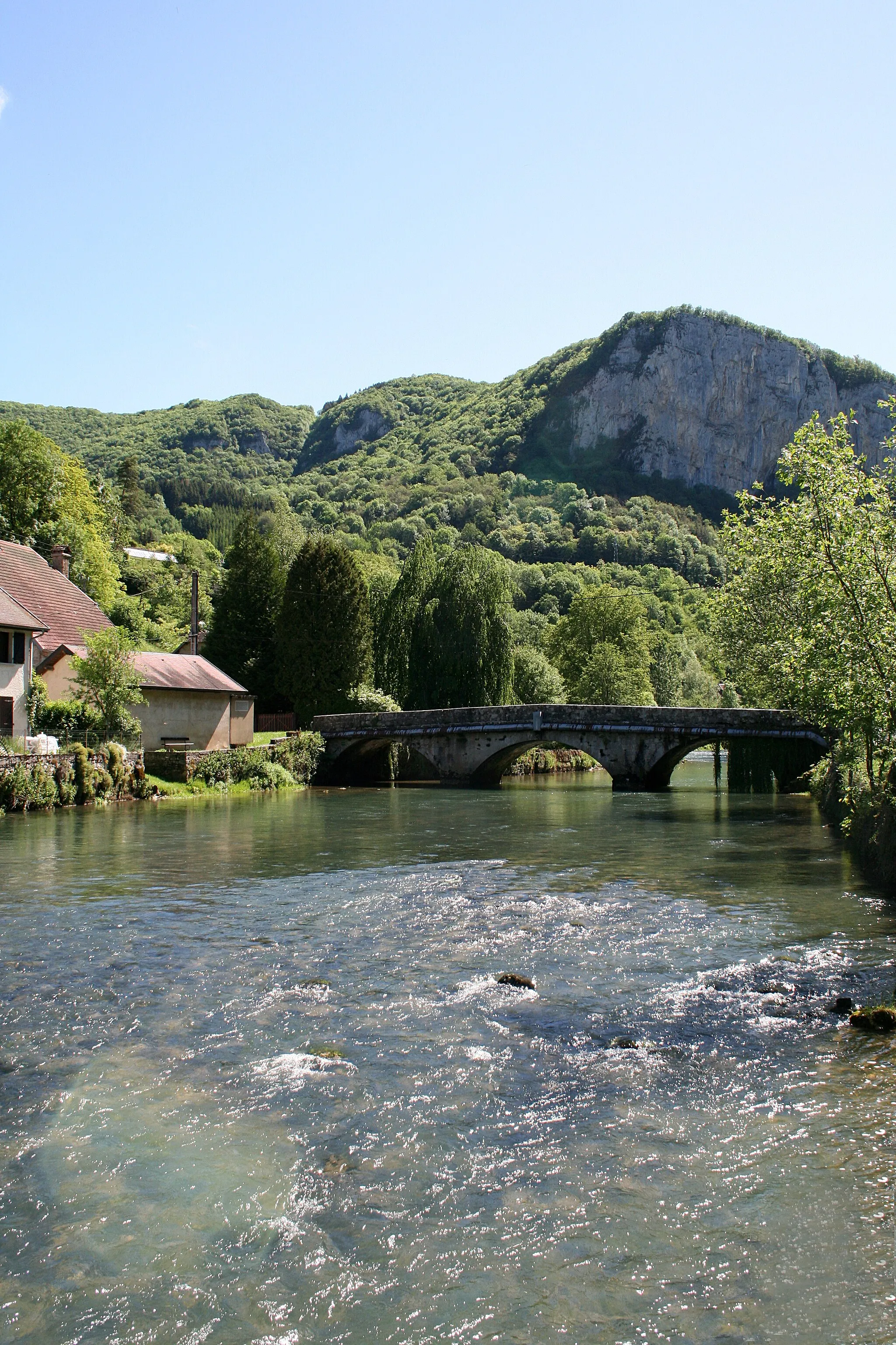 Photo showing: Mouthier-Haute-Pierre (Doubs - France), the bridge over the Loue (river) and the neighborhood of the Rue du Pont.