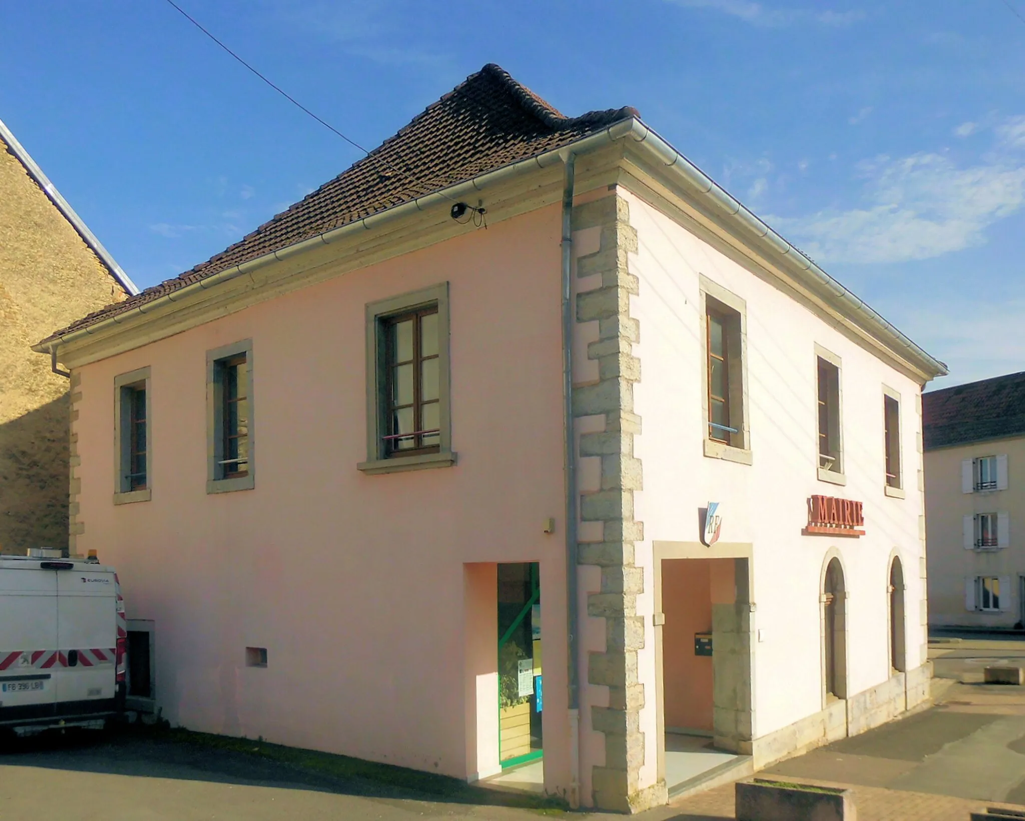 Photo showing: La mairie de Lougres, côté sud-ouest