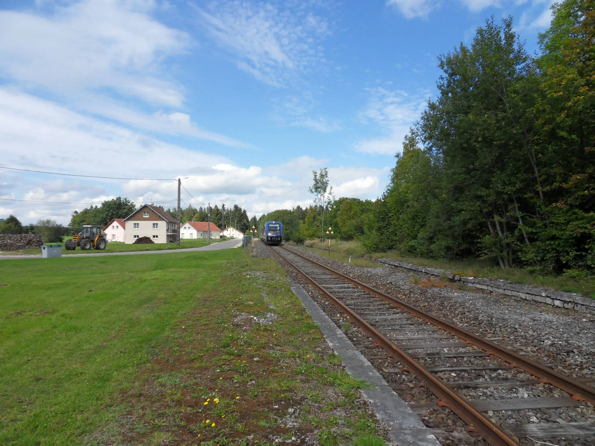 Photo showing: Longemaison. Un autorail ATER X 73500 en approche de la gare se dirige vers Morteau