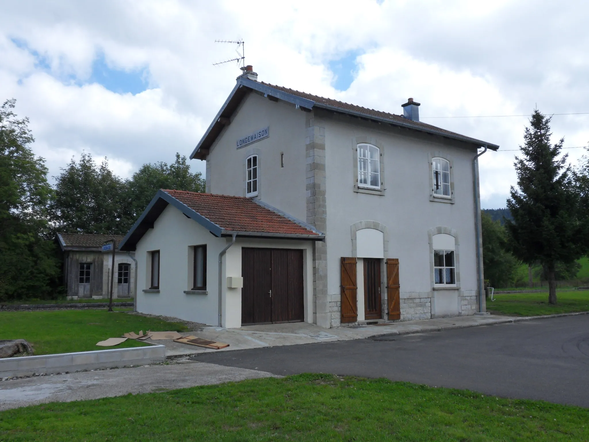 Photo showing: Longemaison. L'ancien bâtiment voyageurs côté cour