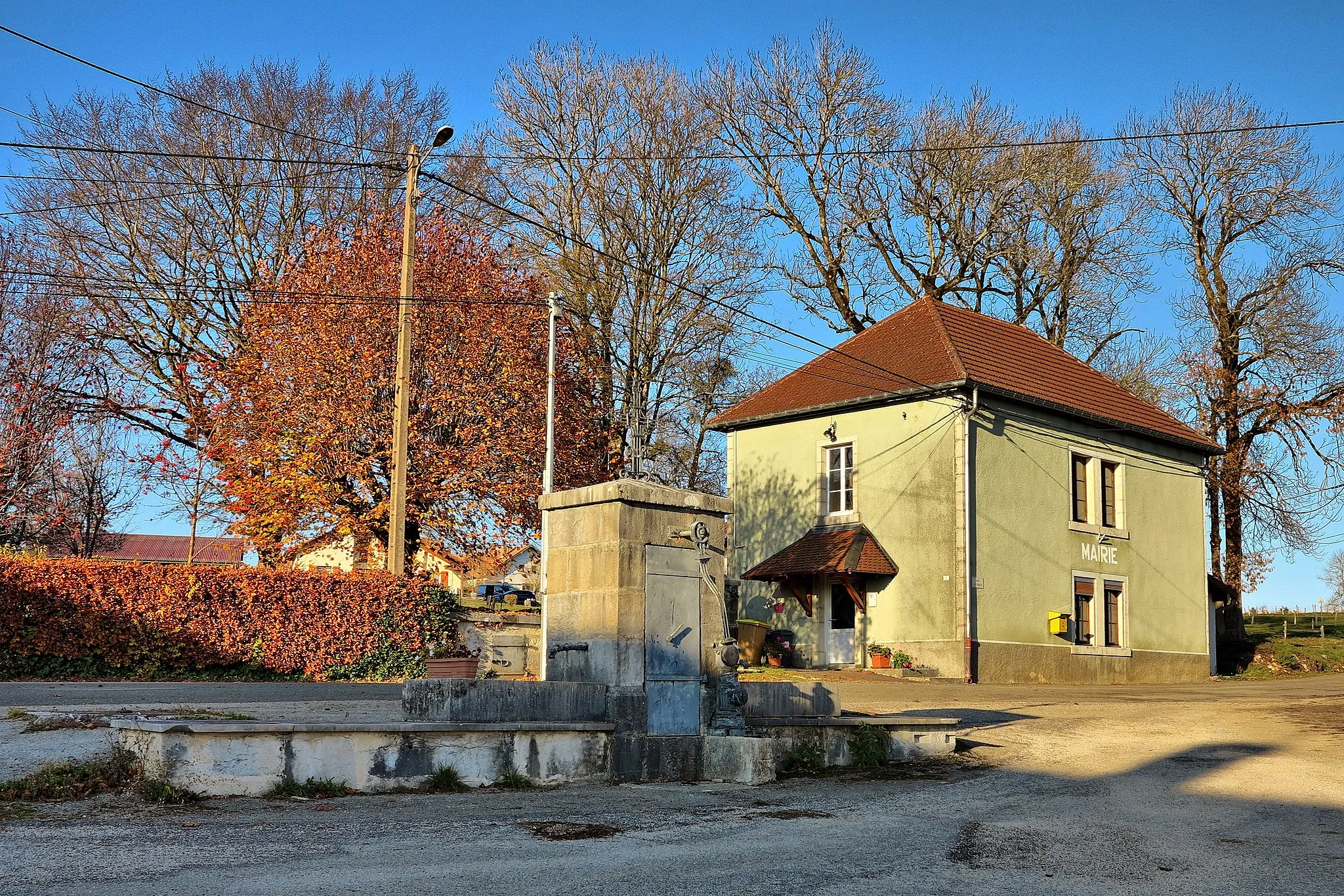 Photo showing: La fontaine et la mairie