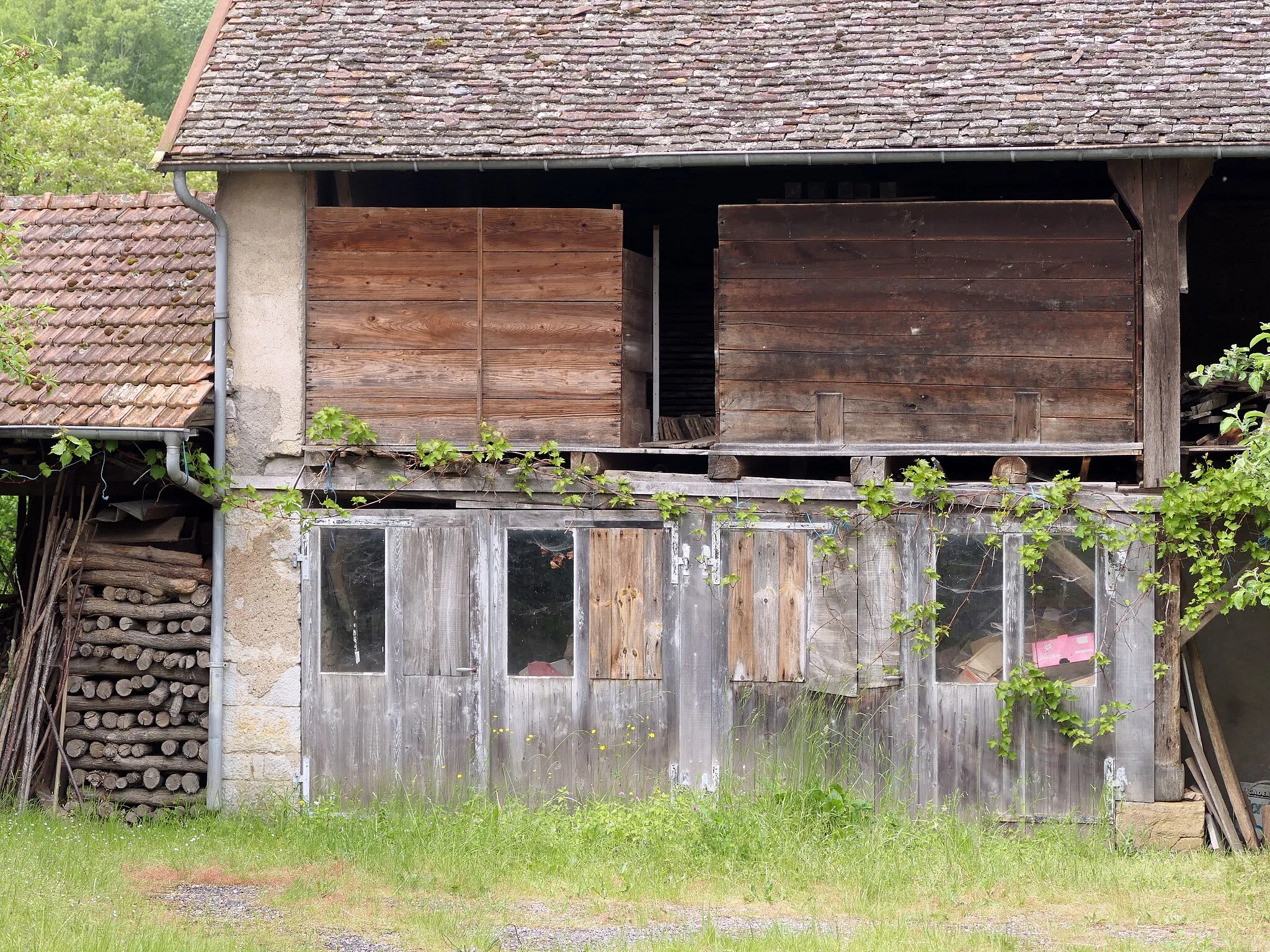 Photo showing: image montrant une photographie prise à Mérey-Vieilley (Doubs) : une dépendance de maison