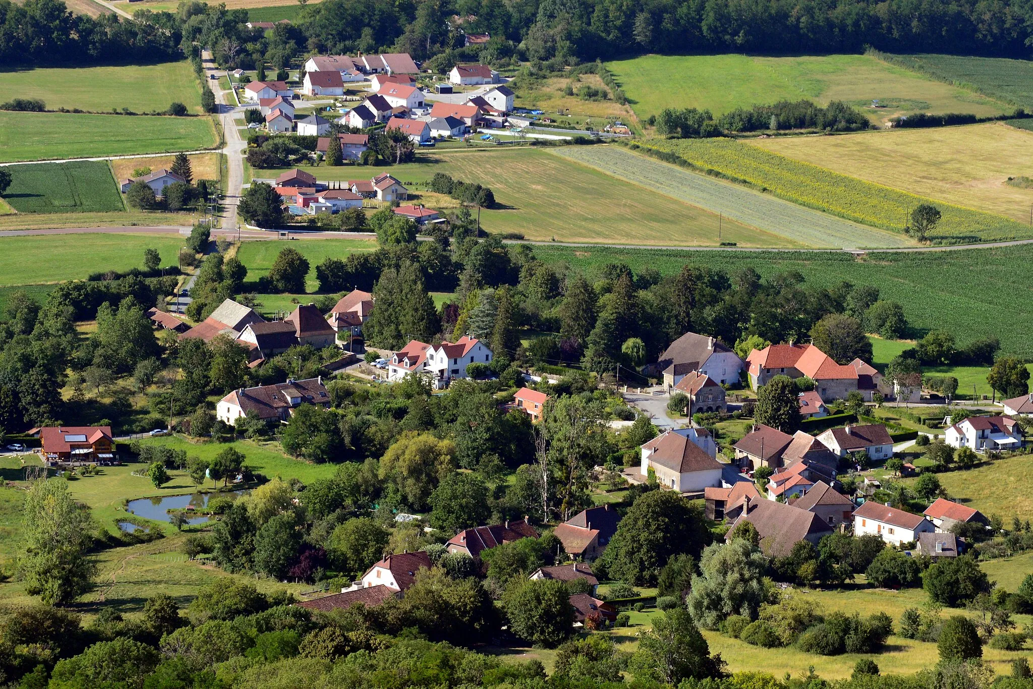 Photo showing: Vue panoramique du village de Mérey-Vieilley depuis le belvédère du fort de la Dame Blanche, durant l'été 2020.