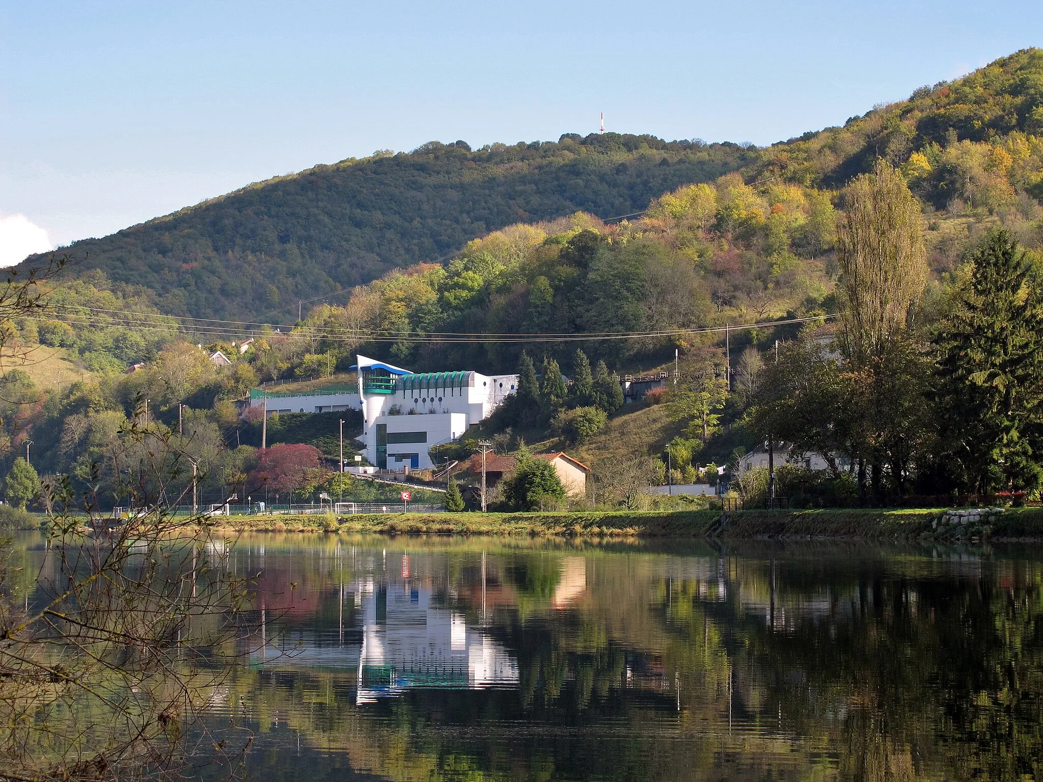 Photo showing: La station de traitement des eaux d'Arcier et son reflet sur le Doubs