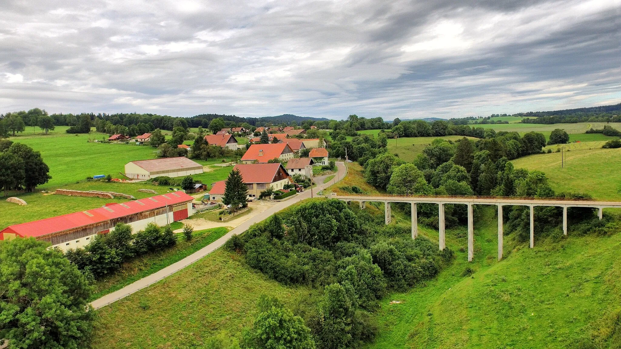 Photo showing: Le village et son pont