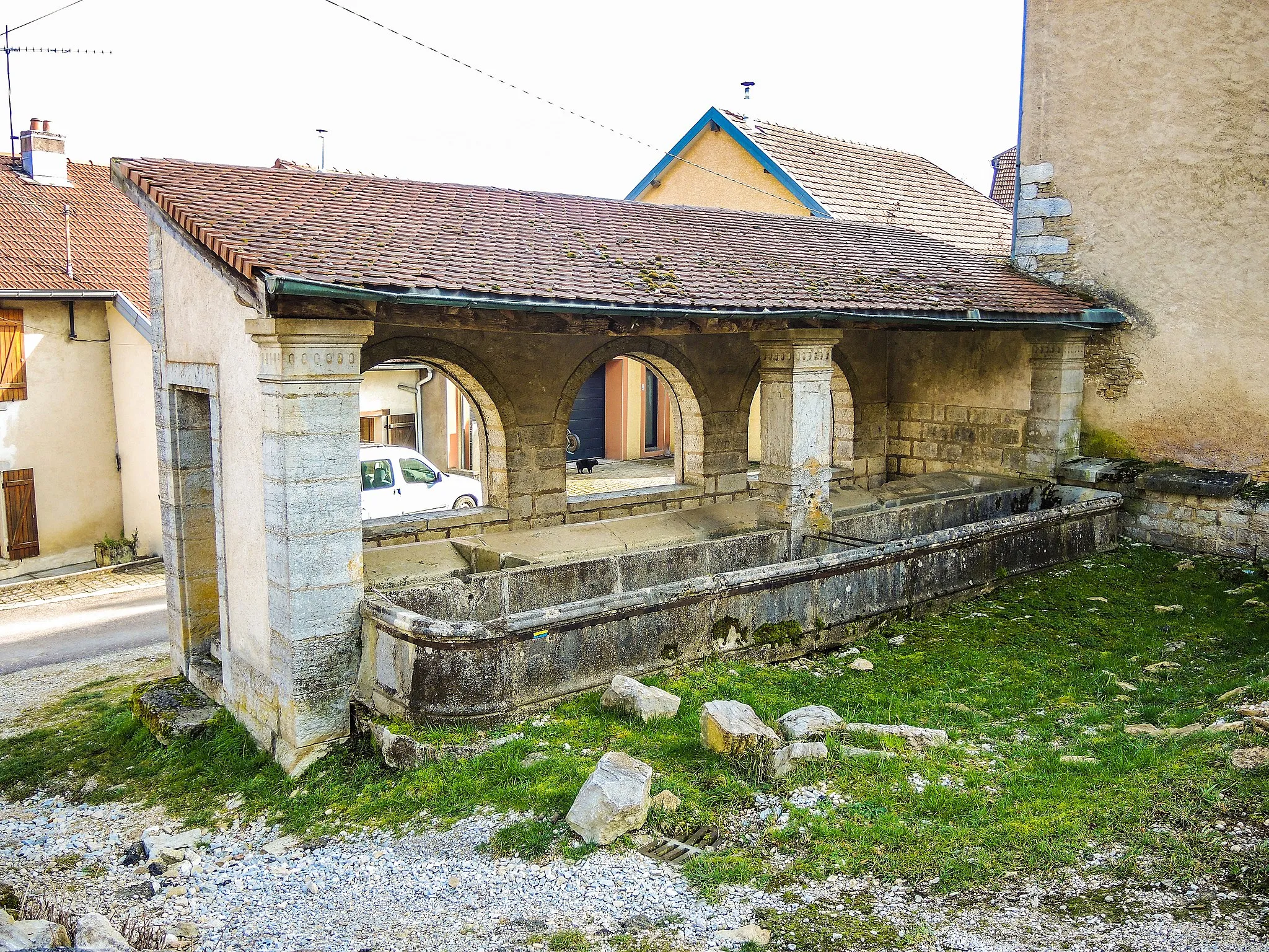 Photo showing: Fontaine-lavoir couverte. Montenois. Doubs.