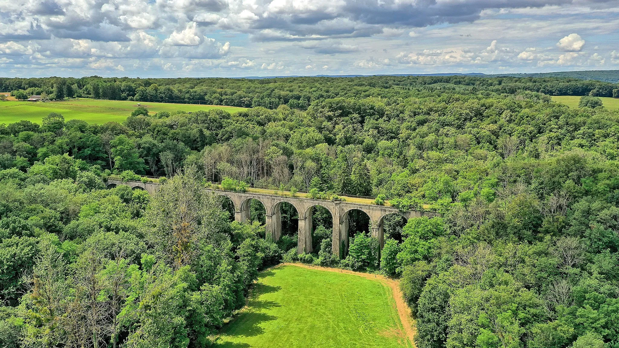 Photo showing: Le viaduc de l'ancienne ligne Besançon-Vesoul traversant la vallée de la Corcelle