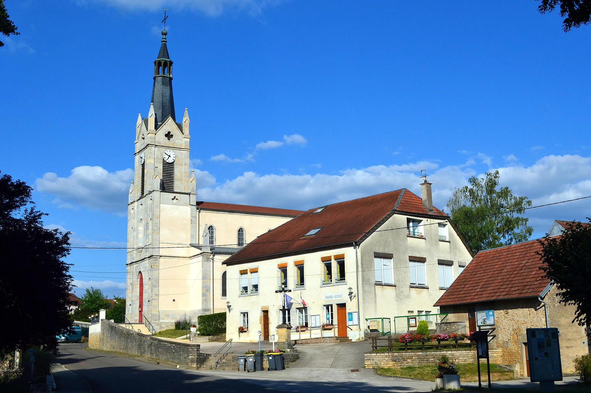 Photo showing: L'église Saint-Martin et la mairie-école de Noironte, vues depuis la place du village, durant l'été 2018.