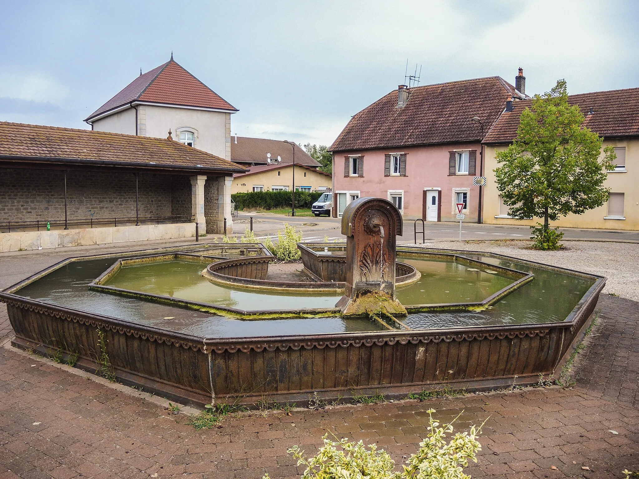 Photo showing: Fontaine-abreuvoir au bassin octogonal. Pouligney. Doubs.