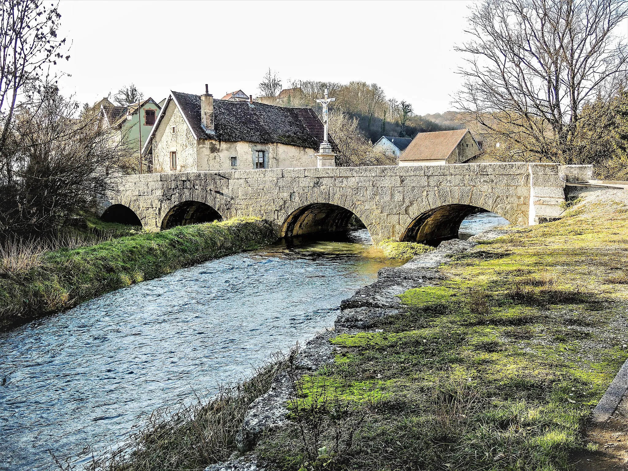 Photo showing: Pont à quatre arches, sur le ruisseau la Soye et sur le canal du moulin.