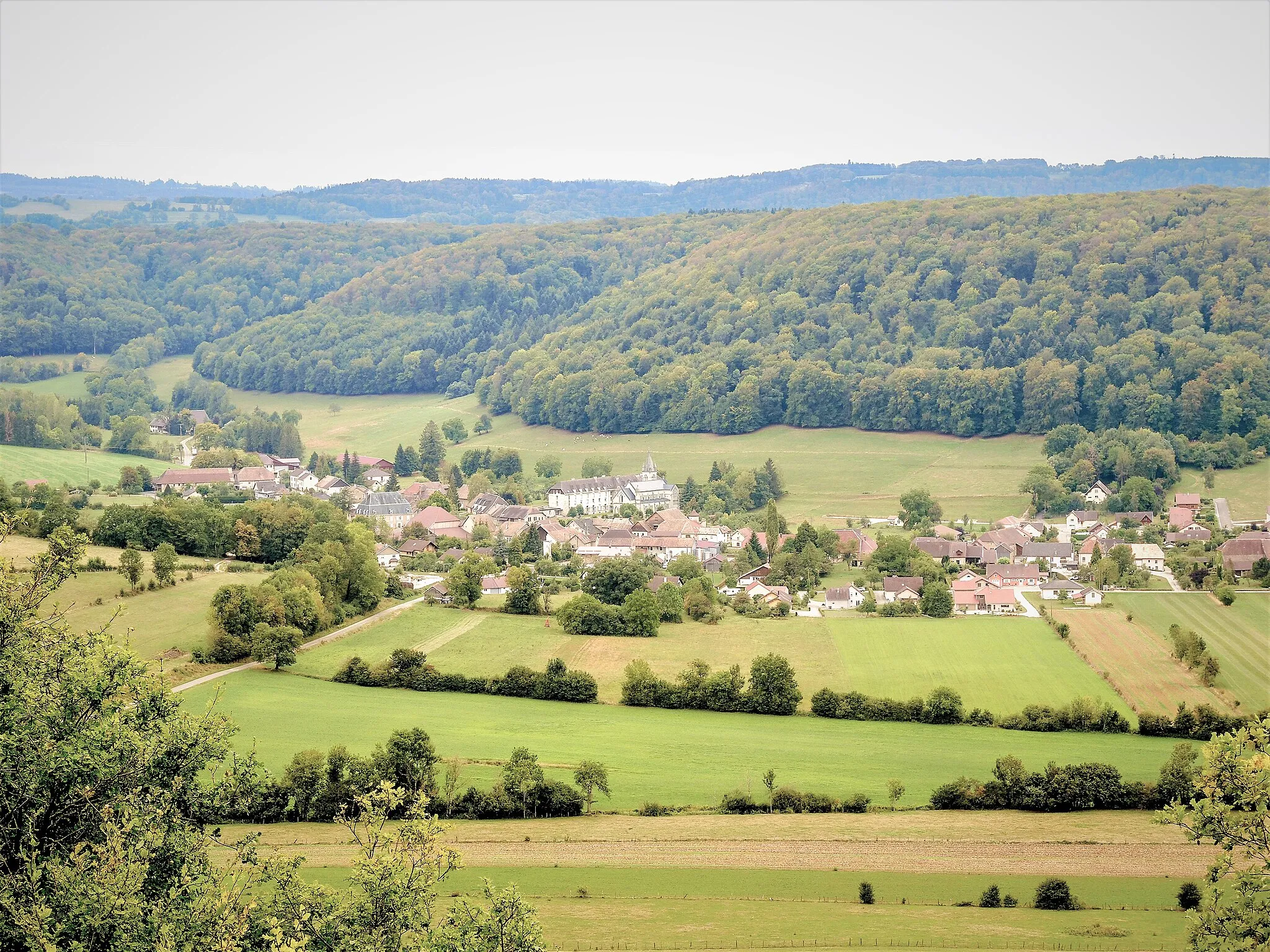 Photo showing: Village de Sancey-le-Long, vu de sous les murailles du château de Belvoir. Doubs