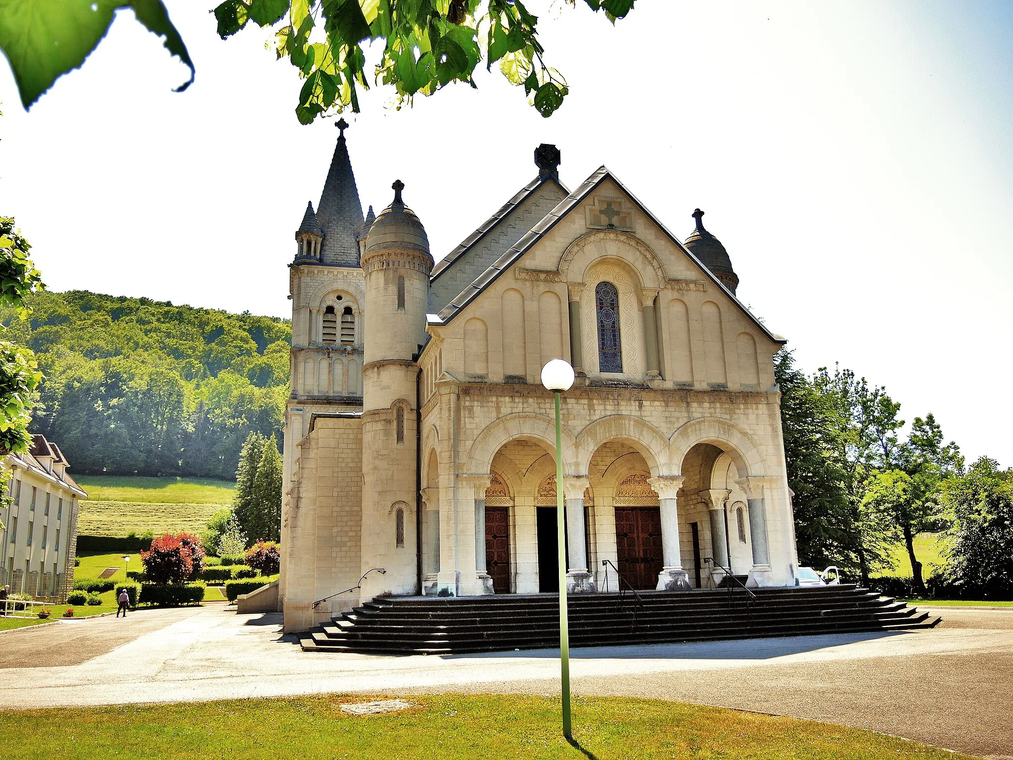 Photo showing: Basilique sainte Jeanne-Antide.