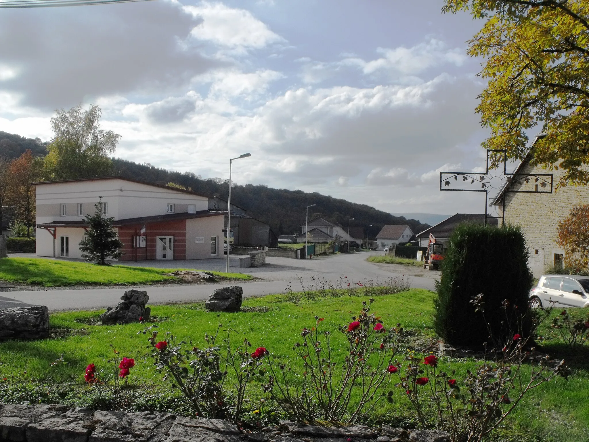 Photo showing: Croix et mairie de Vennans, Doubs, France