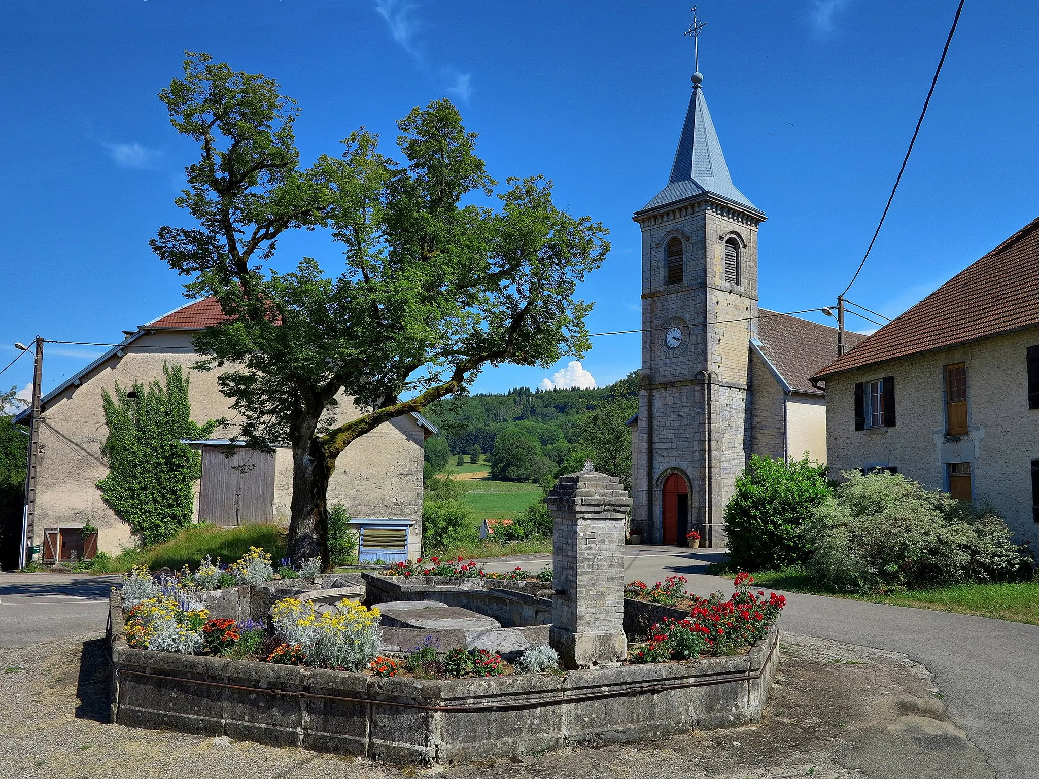Photo showing: Le lavoir-abreuvoir et l'église