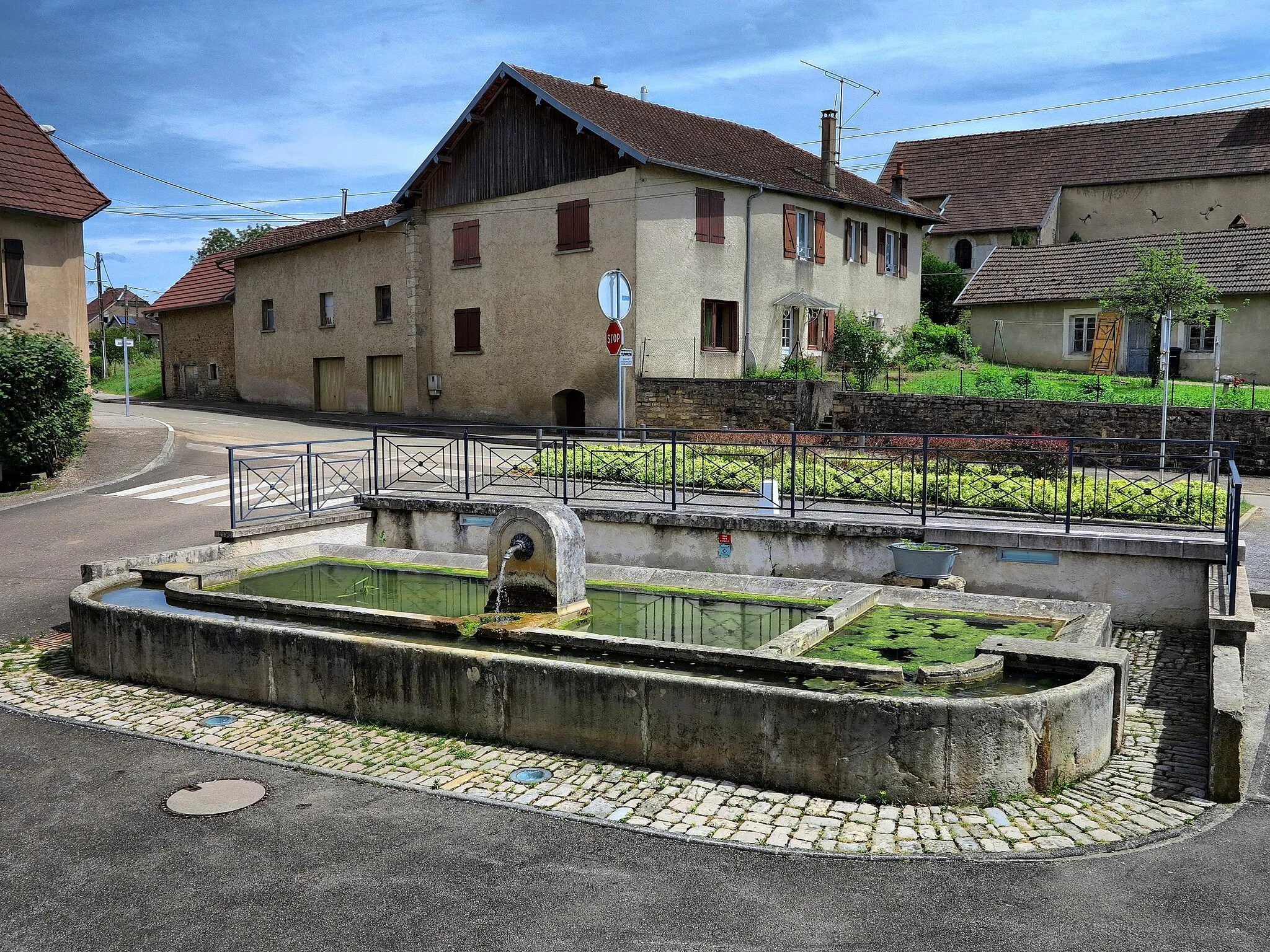 Photo showing: Le lavoir-abreuvoir