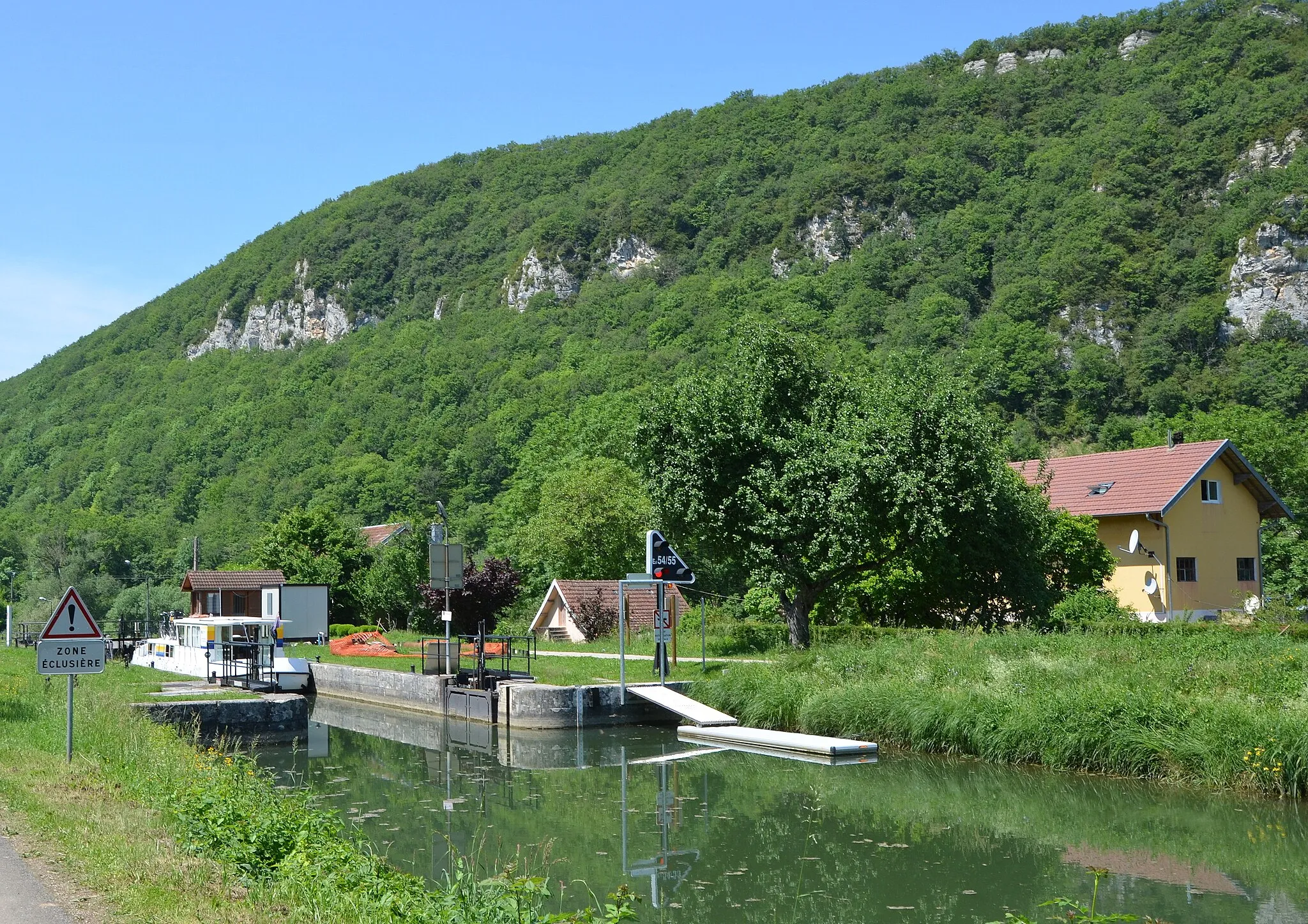 Photo showing: Ecluse double sur le canal du Rhone au Rhin pres de Thoraise, Doubs ,Franche-Comté, France