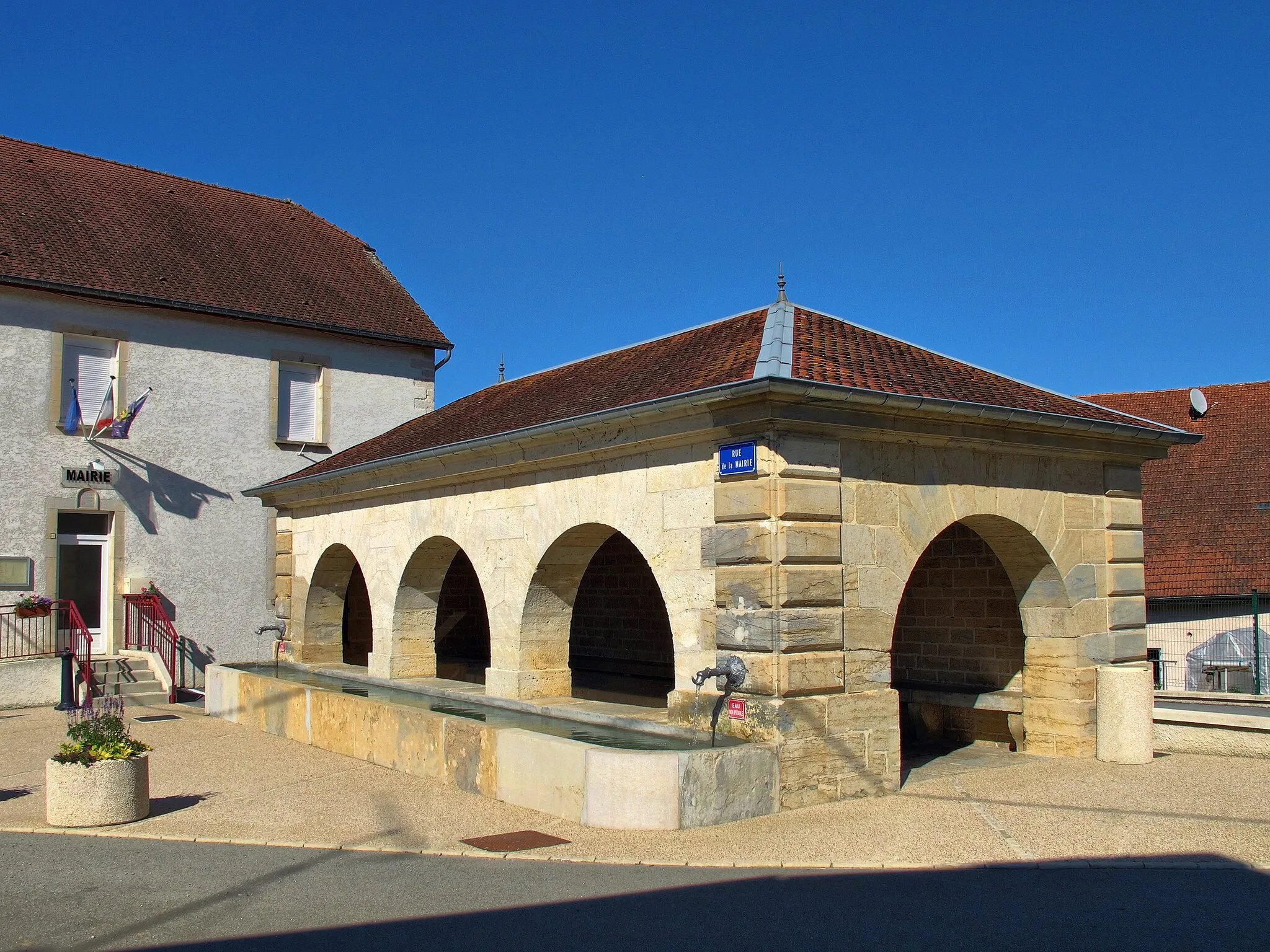 Photo showing: Le lavoir-abreuvoir couvert