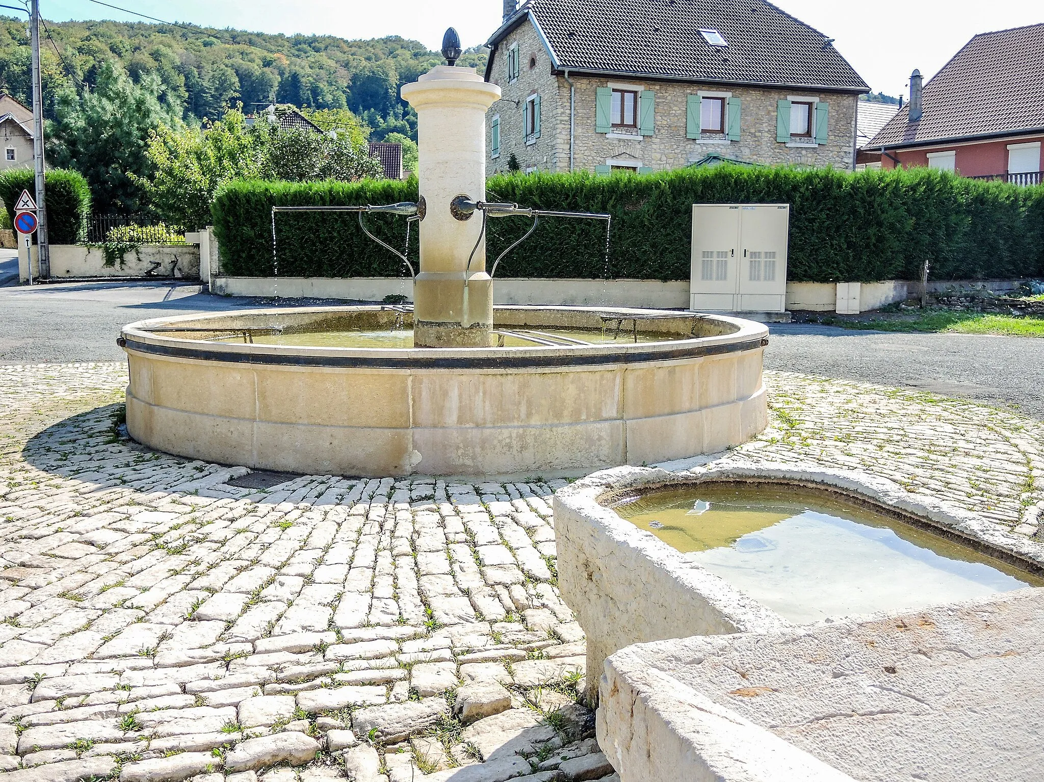 Photo showing: Fontaine-lavoir