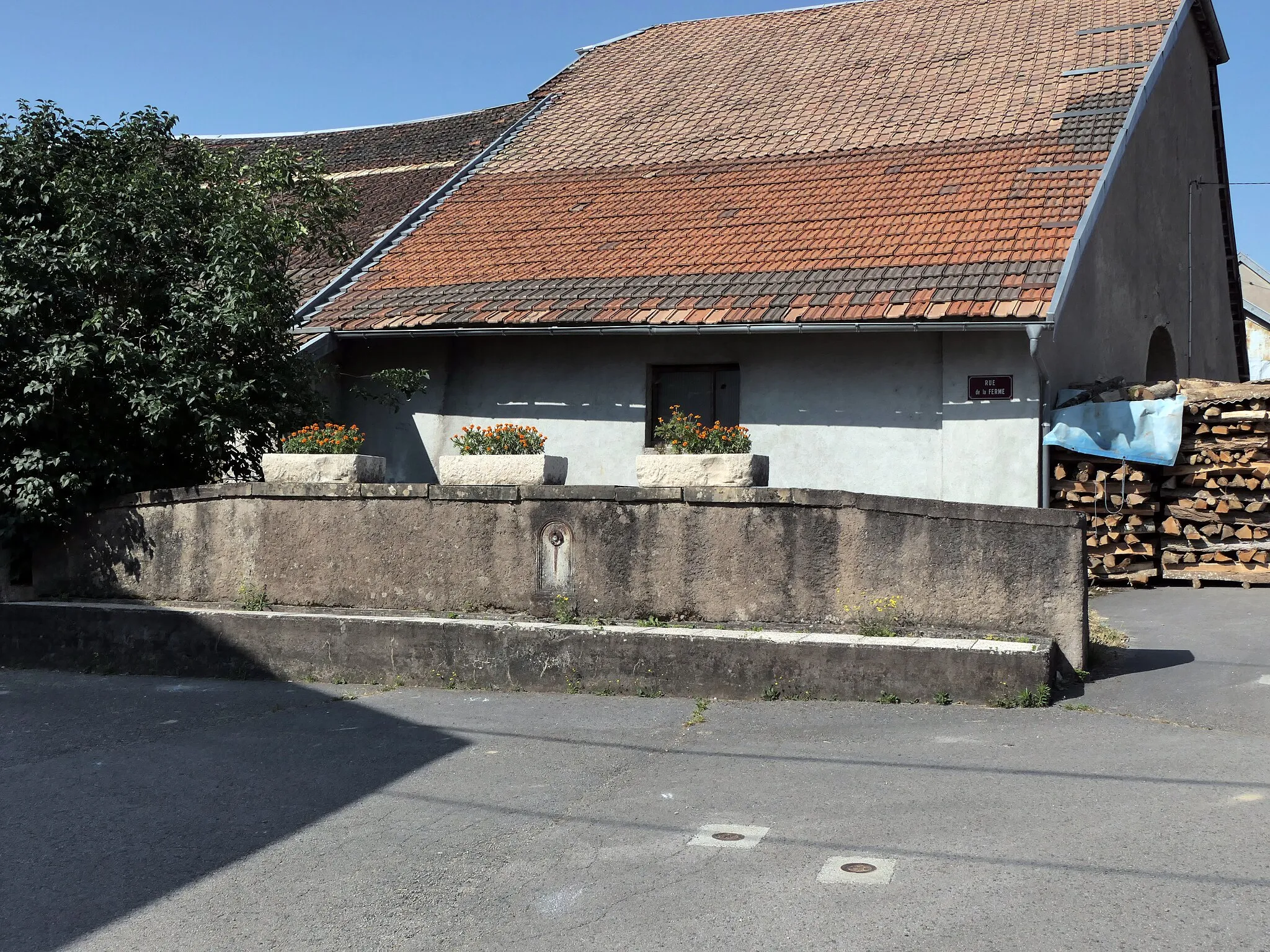 Photo showing: image montrant une photographie prise à Thurey-le-Mont dans le département du Doubs ː grande fontaine abreuvoir au village