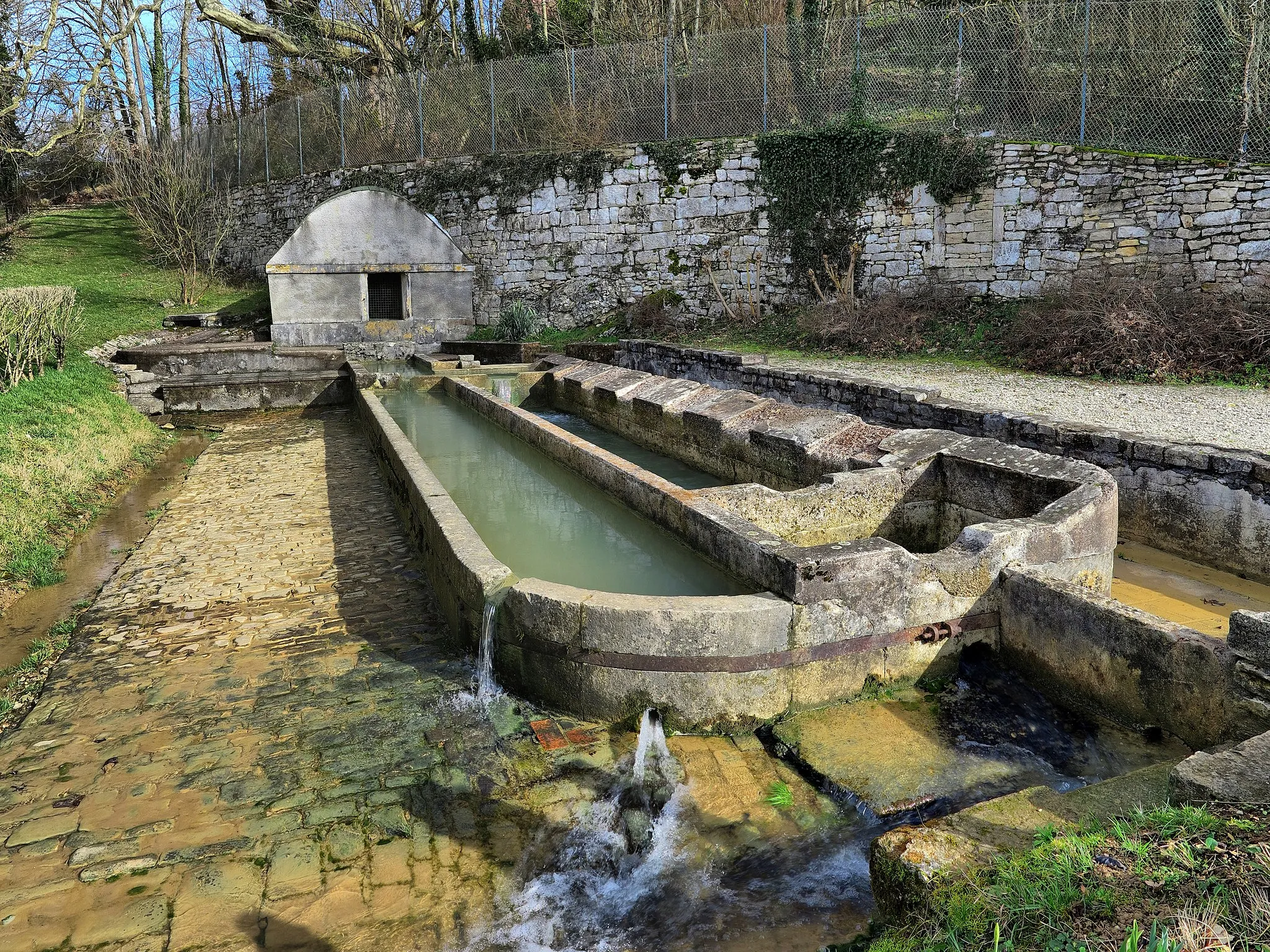 Photo showing: Le lavoir-abreuvoir