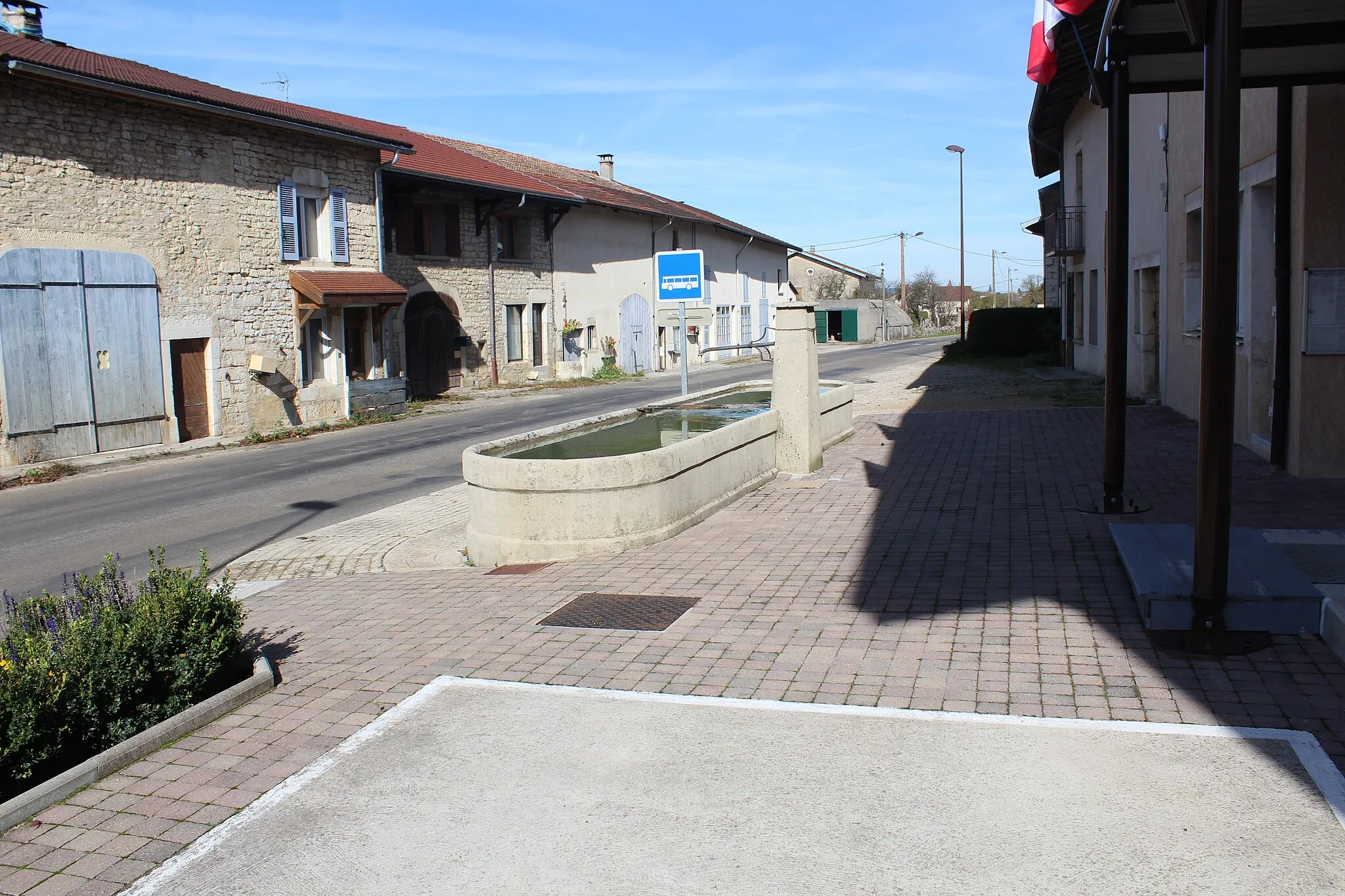 Photo showing: Fontaine de la mairie de Chisséria.