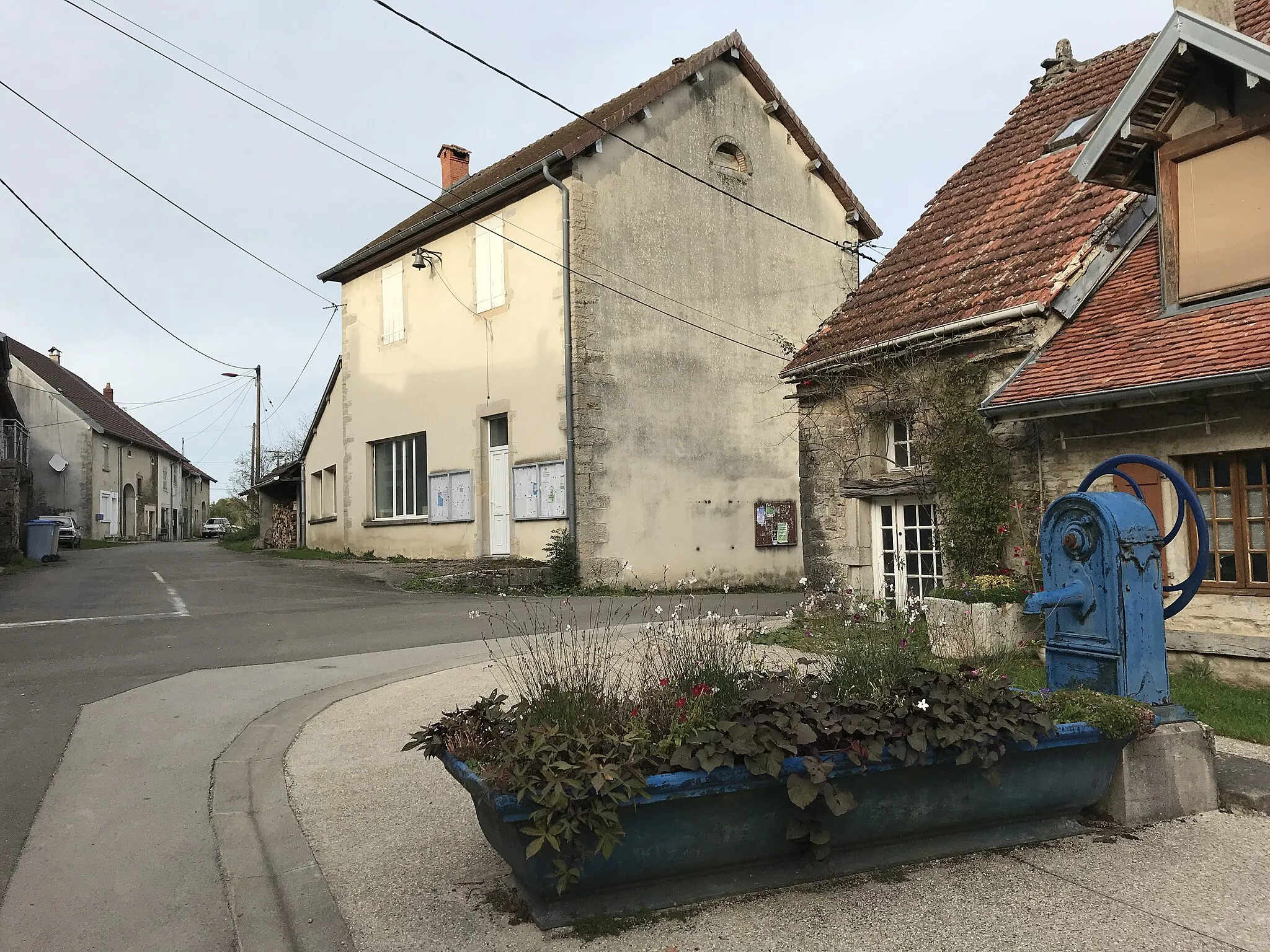 Photo showing: Mairie de Beffia (Jura, France) et rues en octobre 2017.