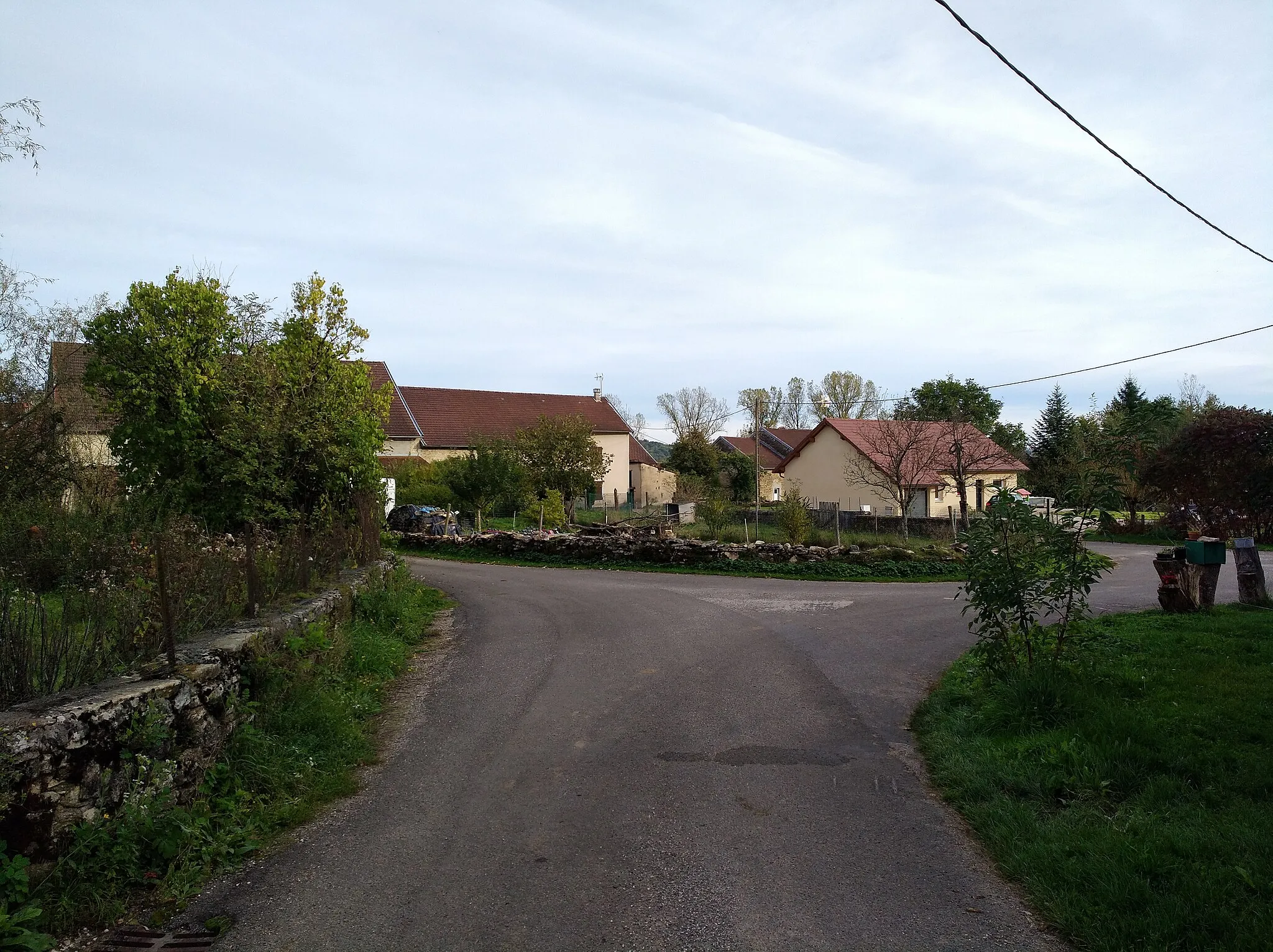 Photo showing: Rues Pellapussin et Traversière à Beffia (Jura, France).