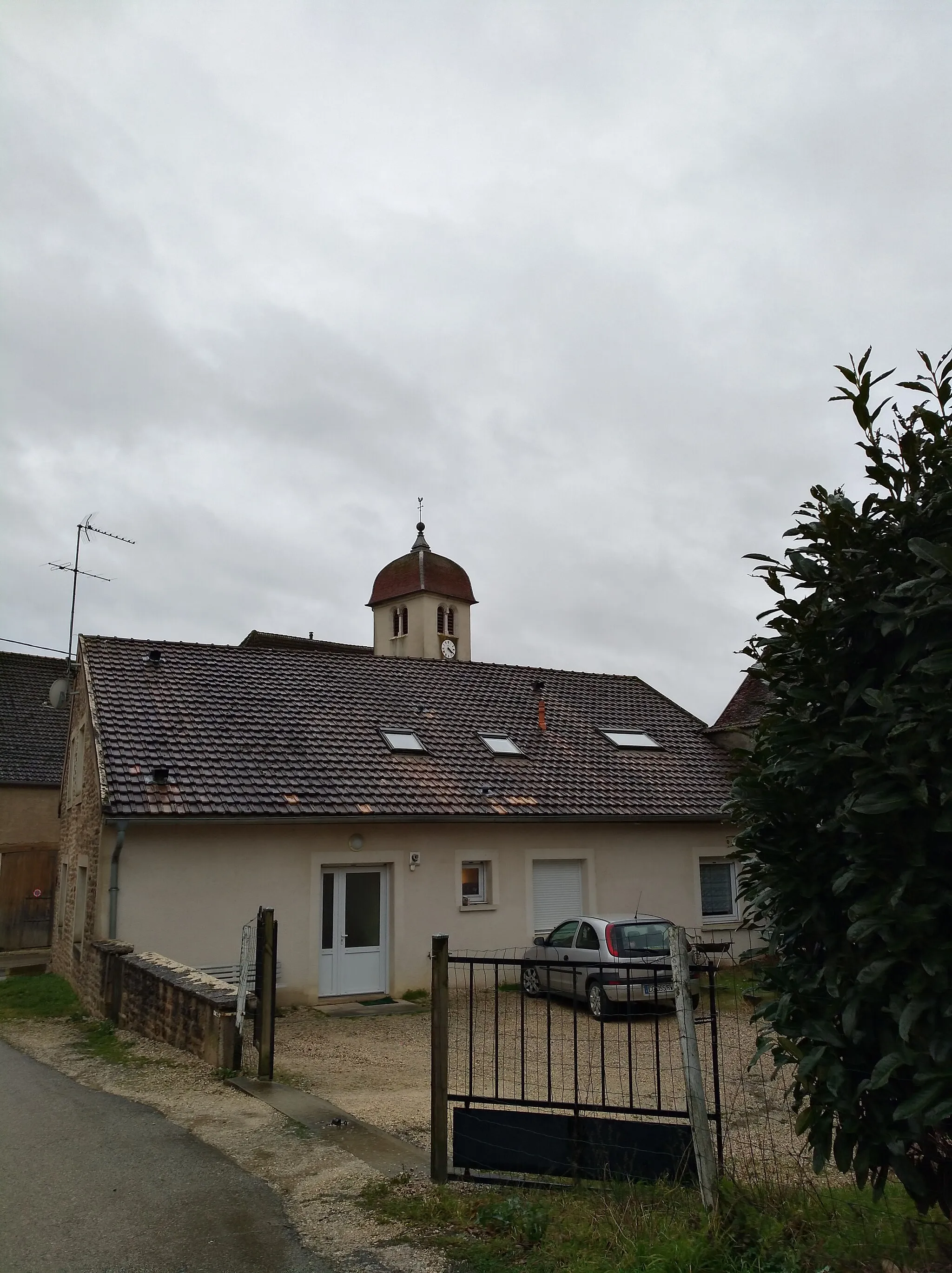Photo showing: Clocher de l'église Saint-Jean-Baptiste de Biarne (Jura, France) en janvier 2018.