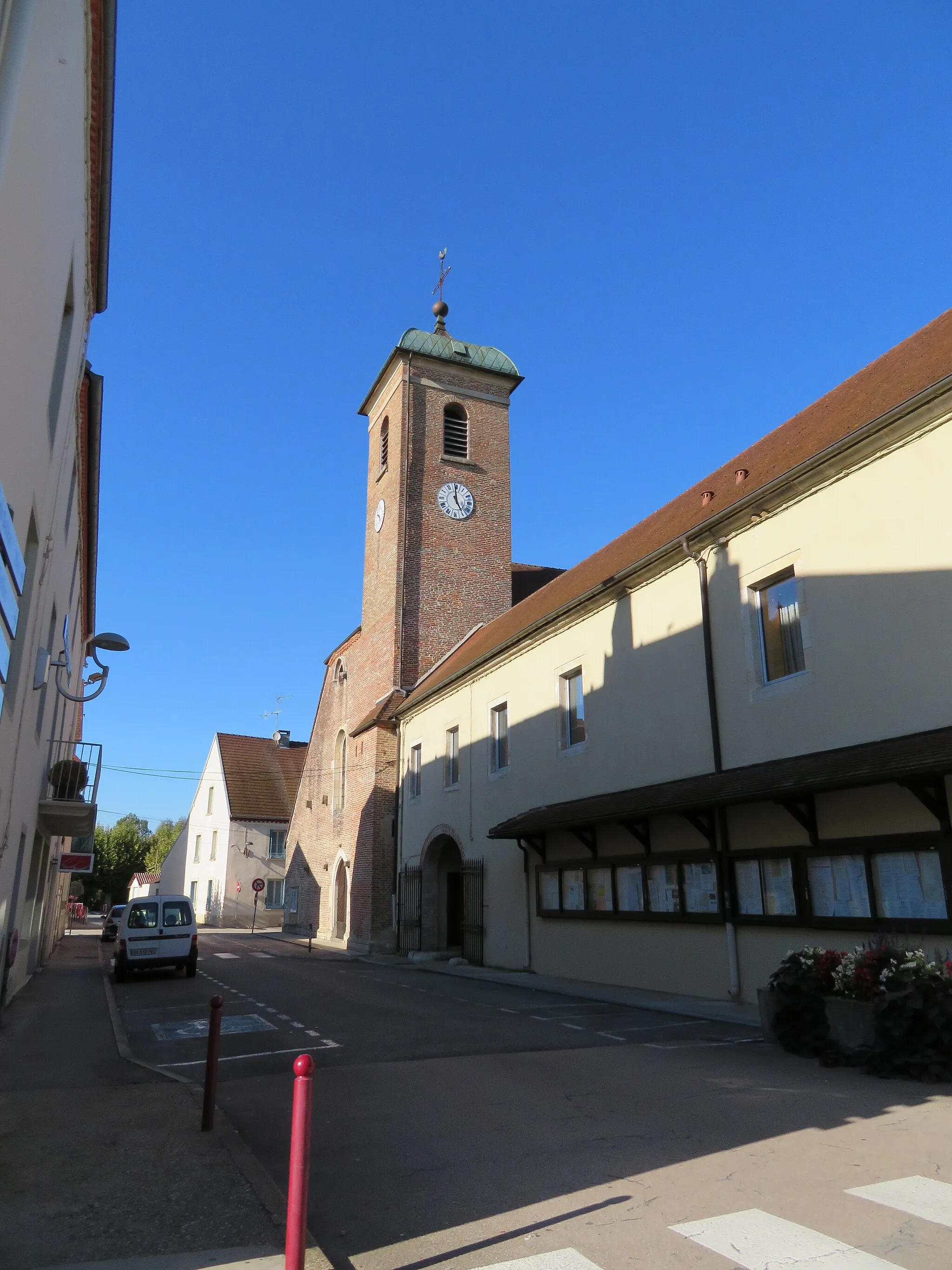 Photo showing: La mairie de Bletterans, vue de côté.