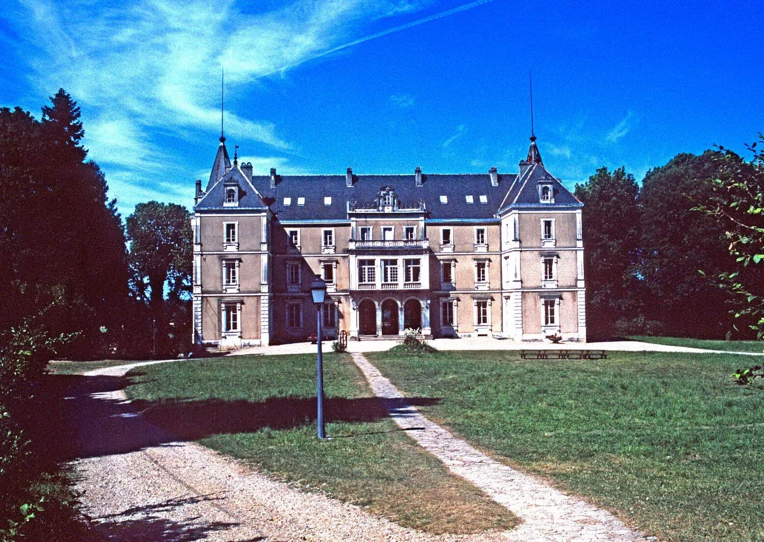 Photo showing: Château de Clervans à Chamblay (39380) en 1977 lorsque ce bâtiment accueillait la colonie de vacances Peugeot.
