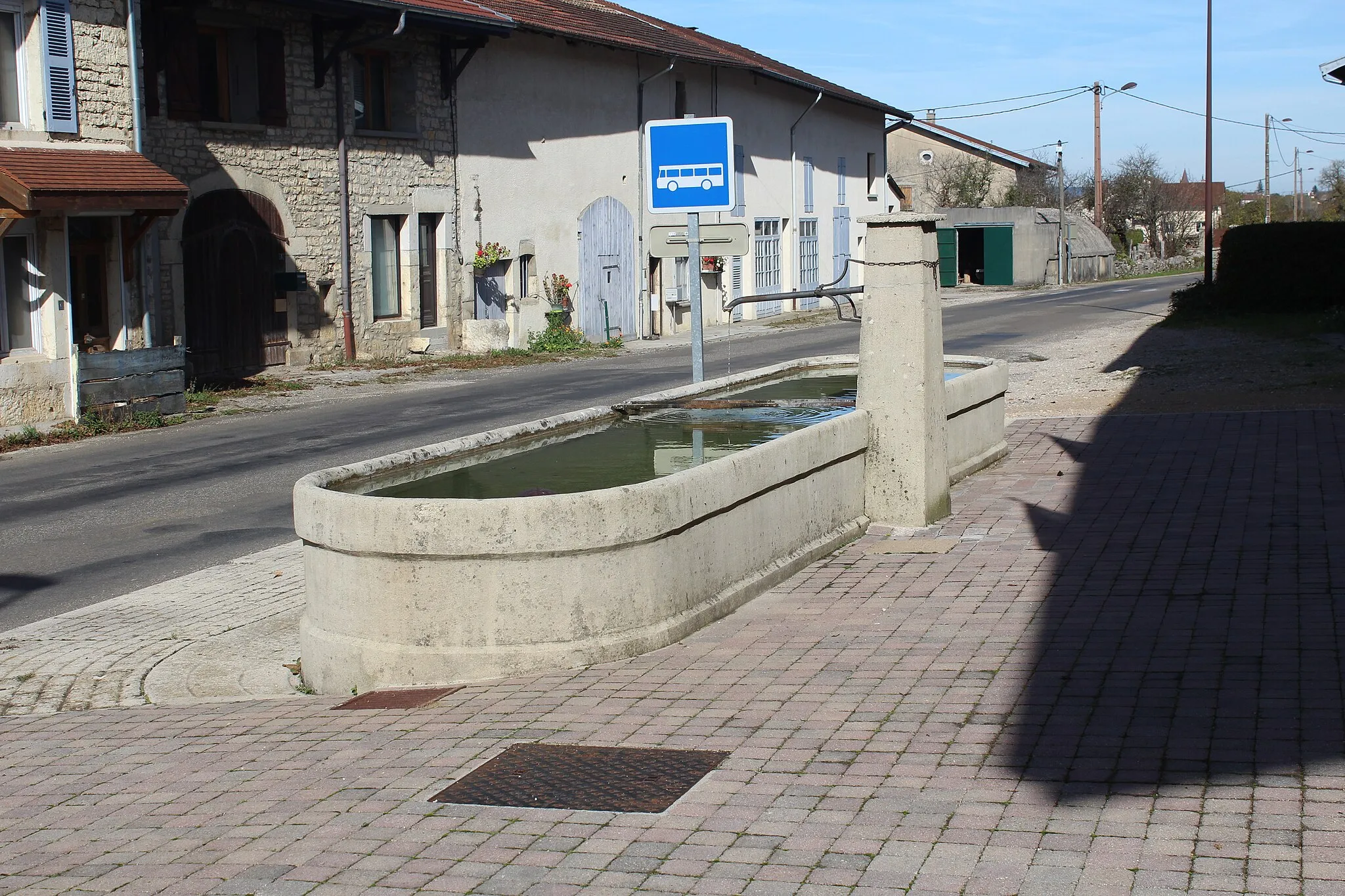 Photo showing: Fontaine de la mairie de Chisséria.