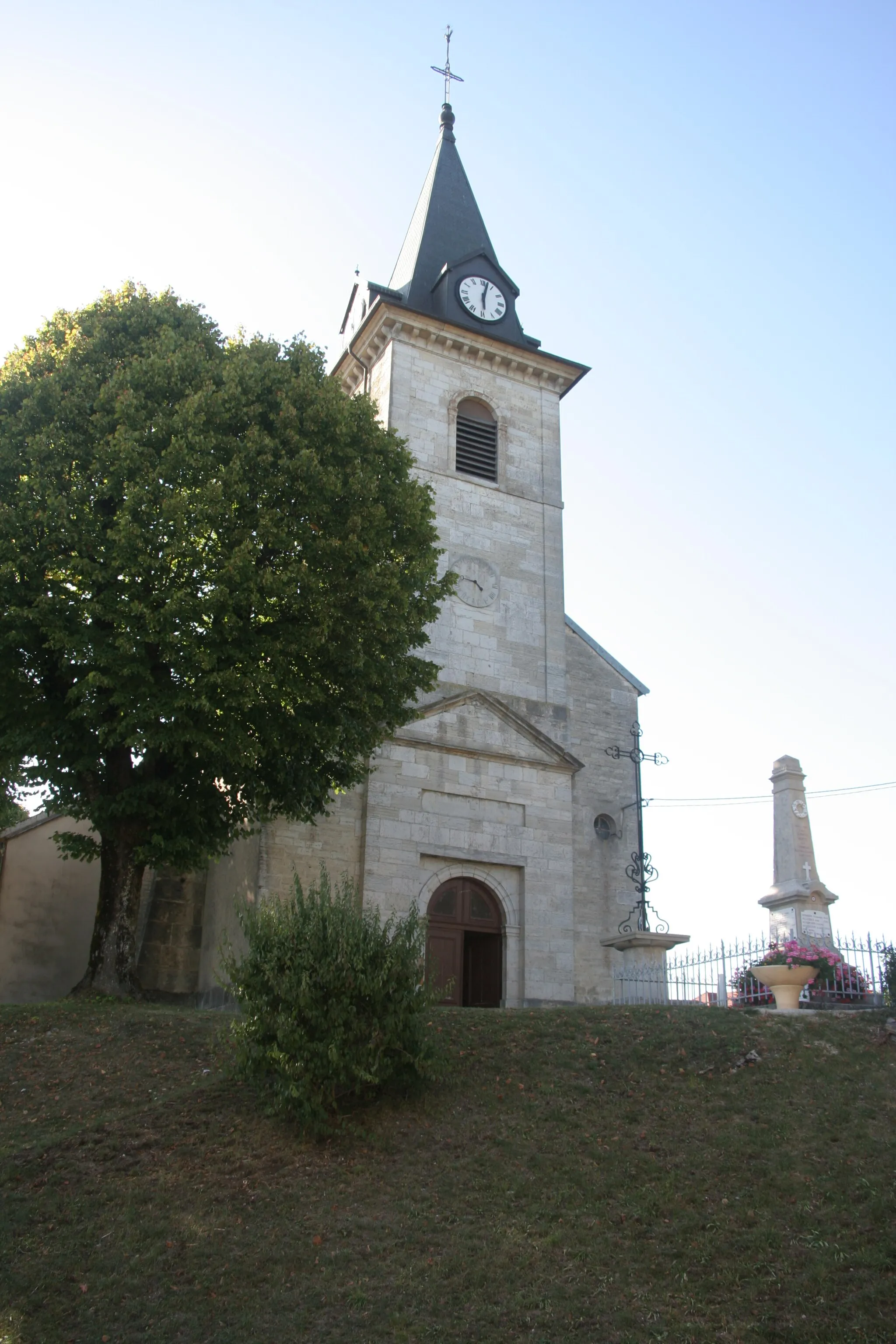 Photo showing: Le monument aux morts et l'église de Crotenay
