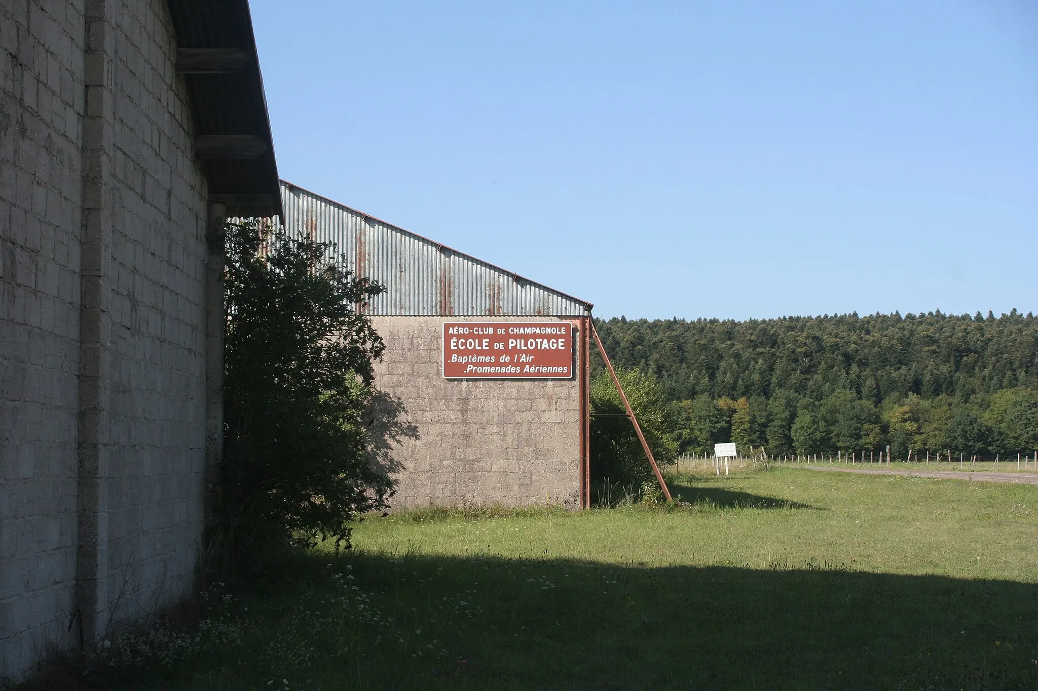 Photo showing: Picture of the airfield of Champagnole-Crotenay (Jura, France) in August 2009 : view from de road