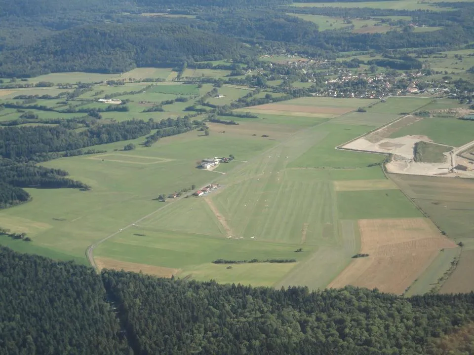 Photo showing: aérodrome de Champagnole Crotenay 2012