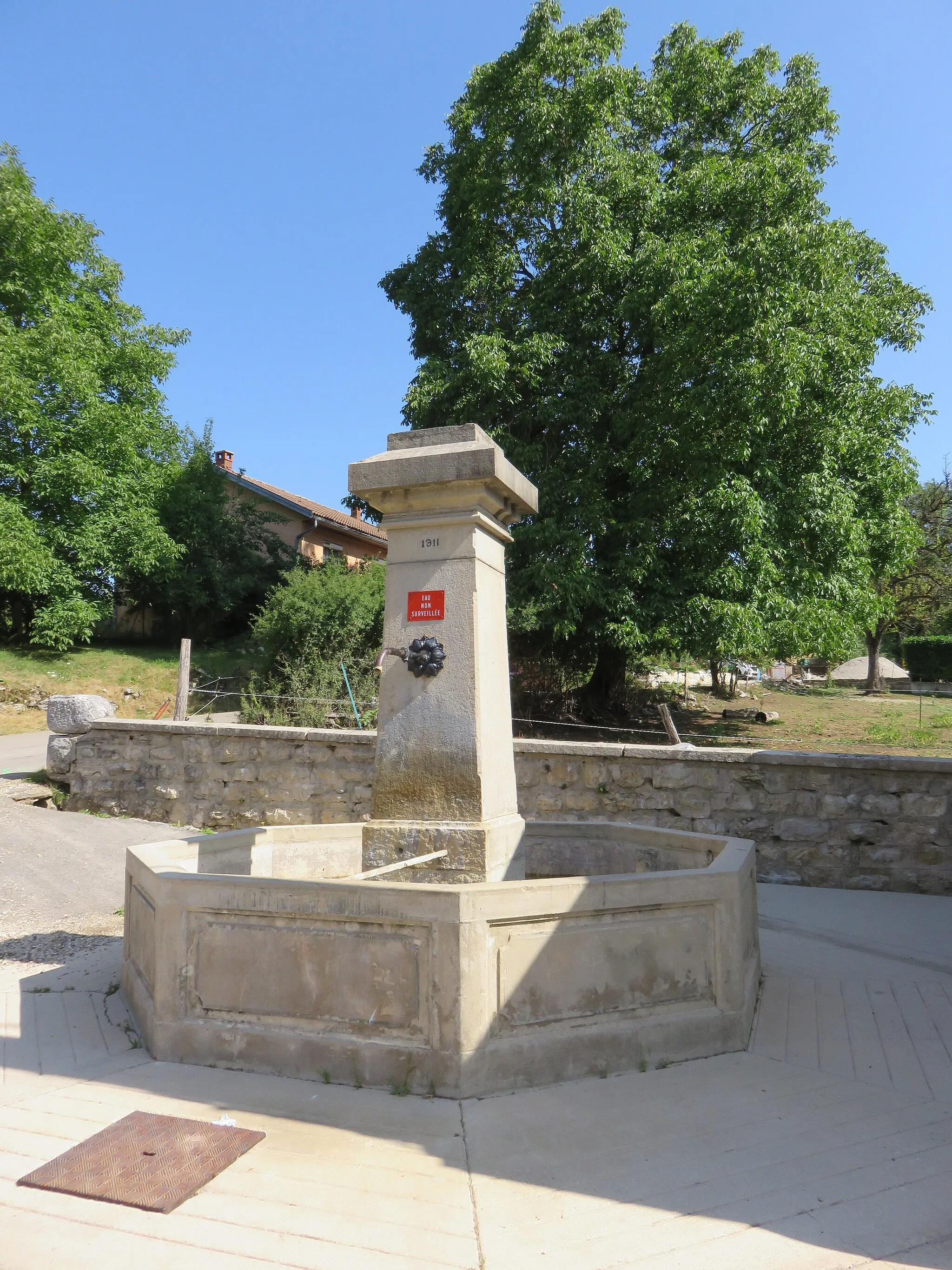 Photo showing: Fontaine à Crenans (Jura, France).