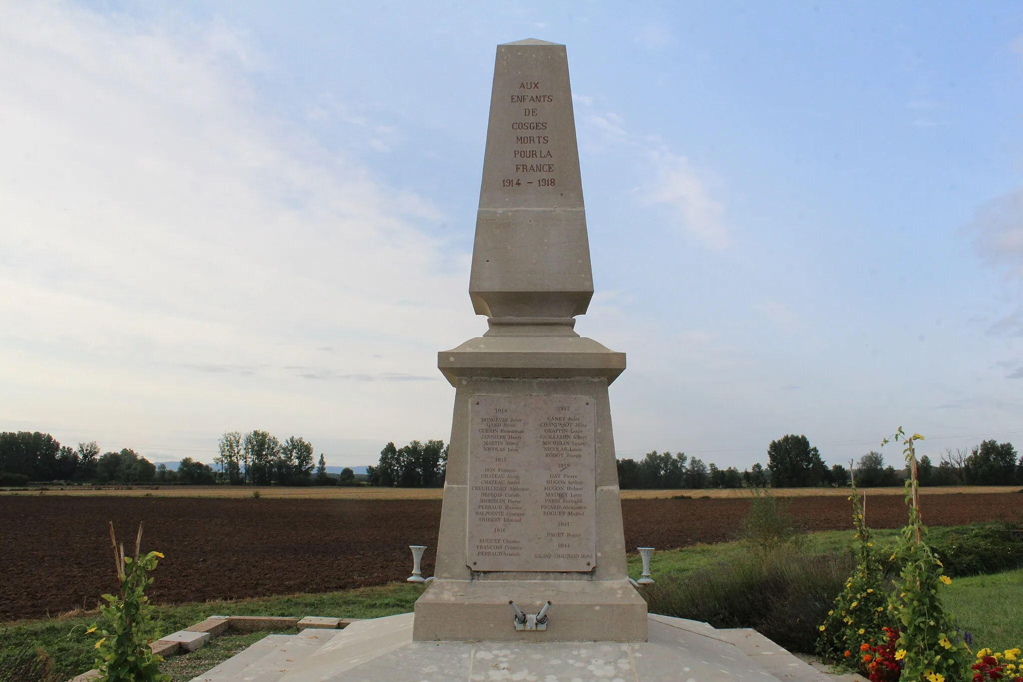 Photo showing: Monument aux morts de Cosges.