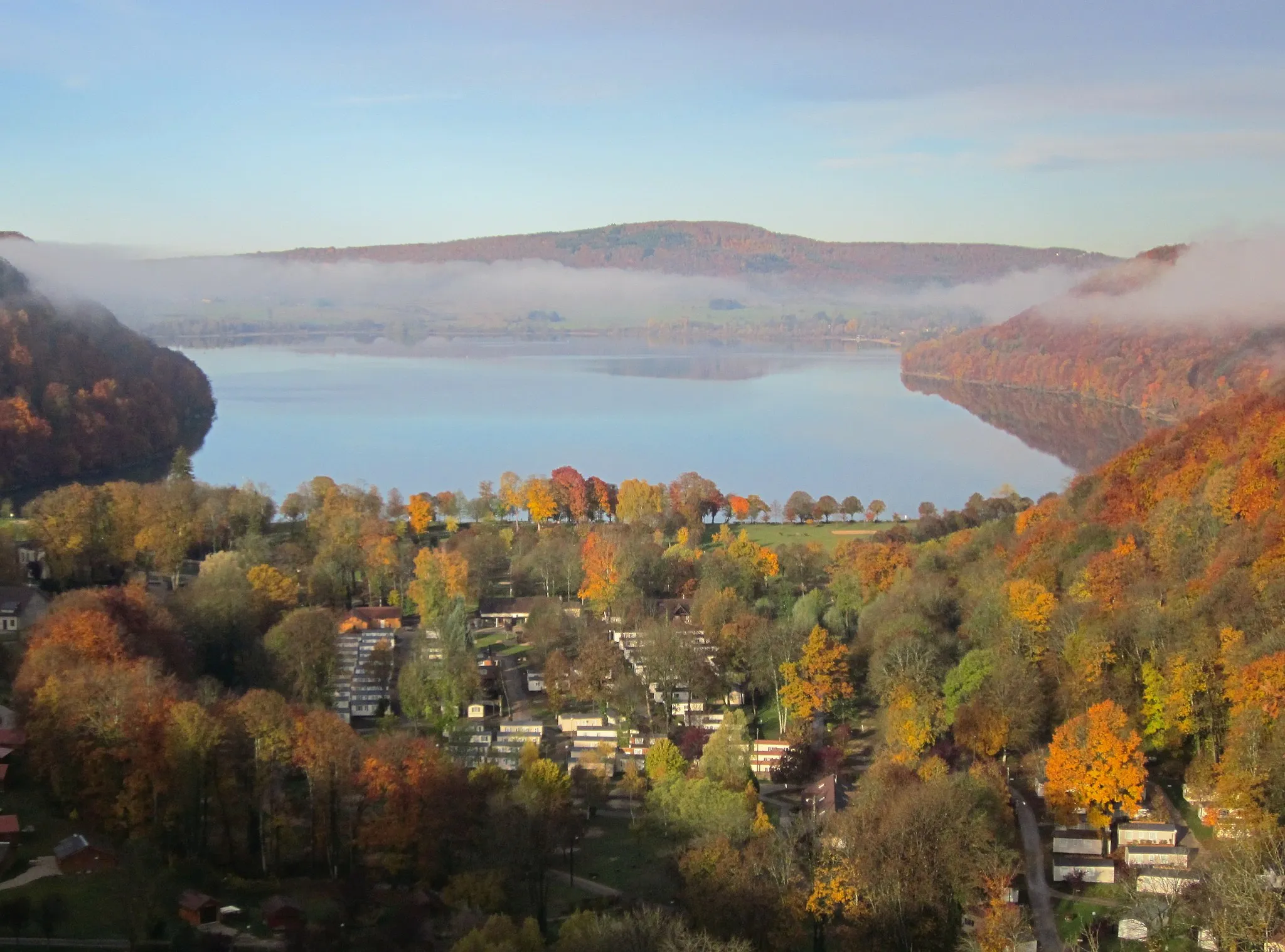 Photo showing: lac de Chalain en automne - Fontenu département du Jura France