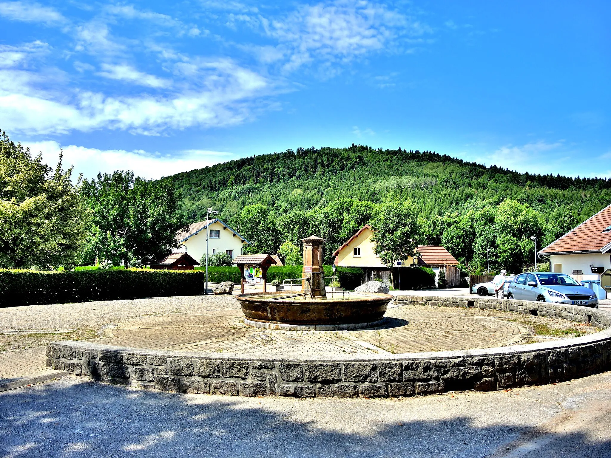 Photo showing: Fontaine-abreuvoir, devant le mont Rivel. Equevillon. Jura