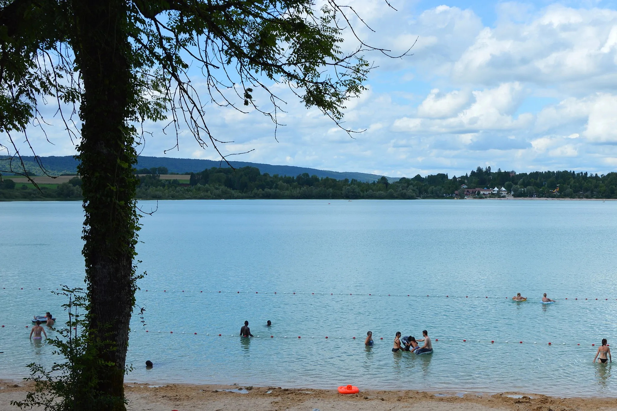 Photo showing: Summer time at Doucier beach, Lac de Chalain, Jura, France.