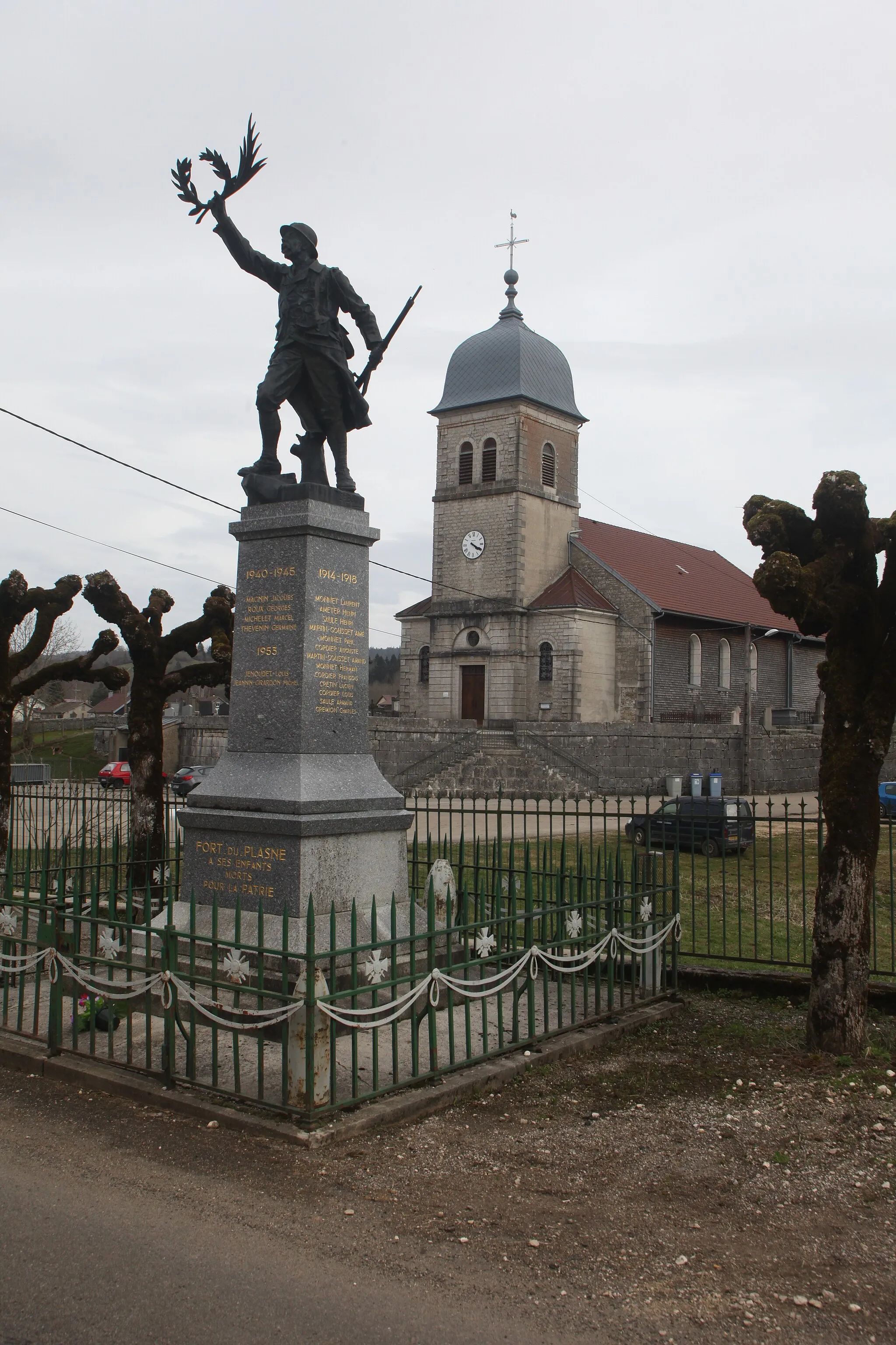 Photo showing: Eglise et monument aux morts de Fort-du-Plasne (Jura).