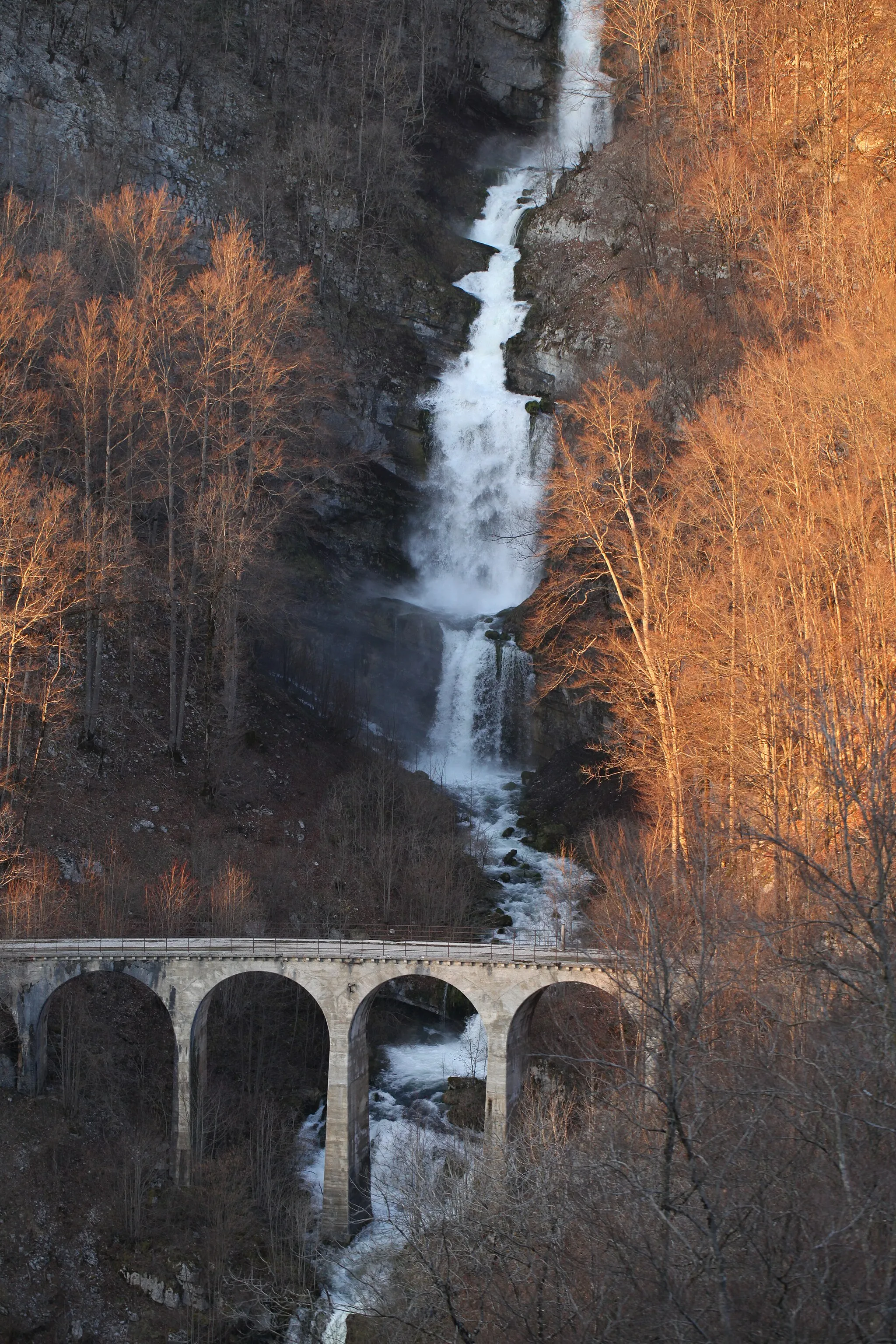 Photo showing: The cascade of Bief de la ruine in April.