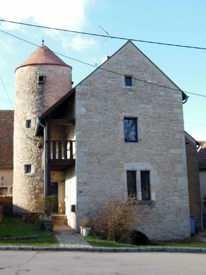 Photo showing: Maison ancienne, à tourelle, Place de l'Eglise, à Frasne-les-Meulières (Jura).