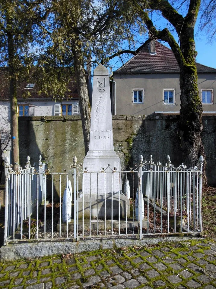Photo showing: Monument aux morts (XXe s), Place de l'Eglise, à Frasne-les-Meulières (Jura).