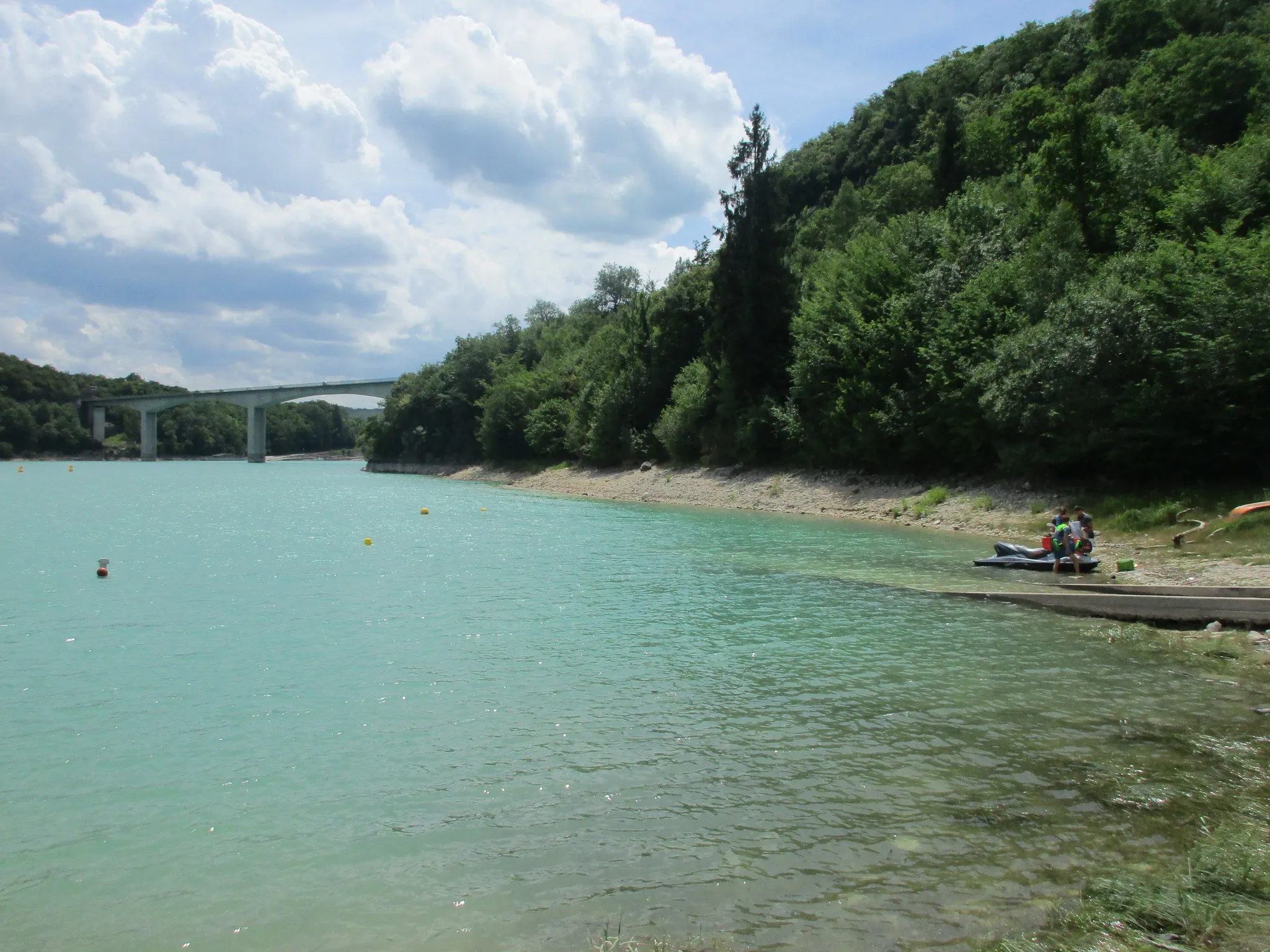 Photo showing: Lac de Vouglans et pont de la Pyle