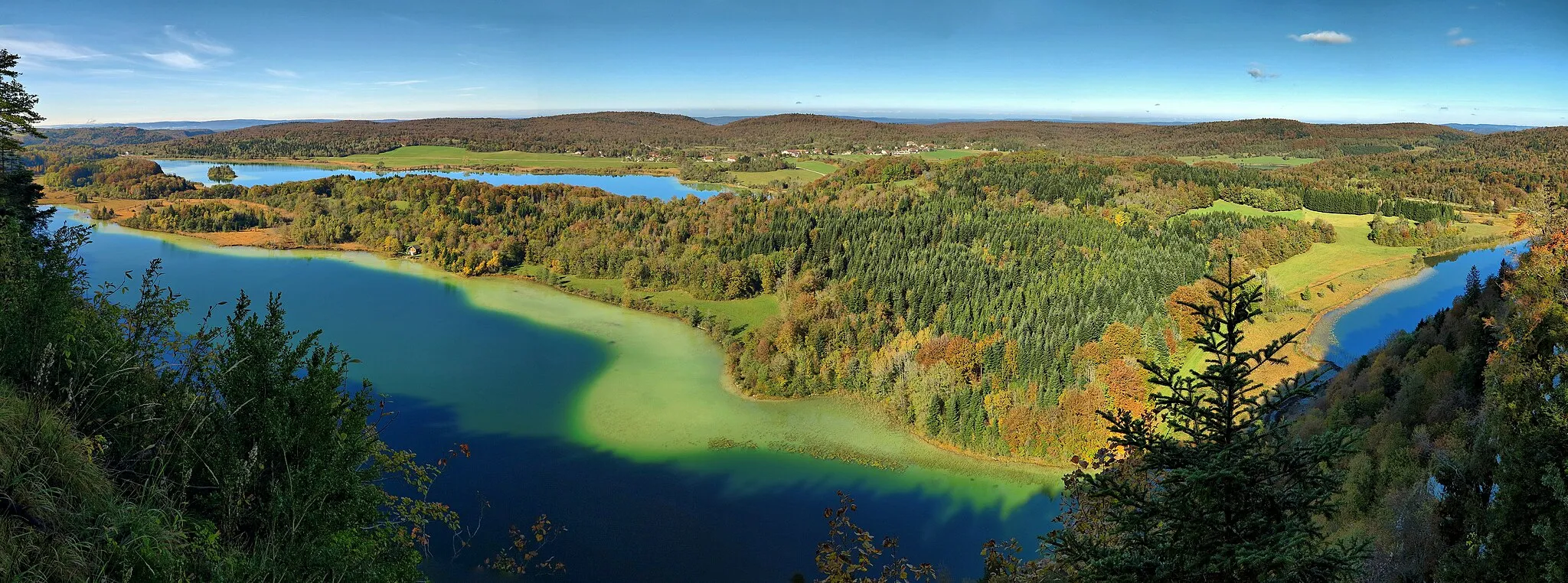 Photo showing: Le belvédère des Quatre Lacs :  Narlay, Ilay, Petit et Grand Maclu