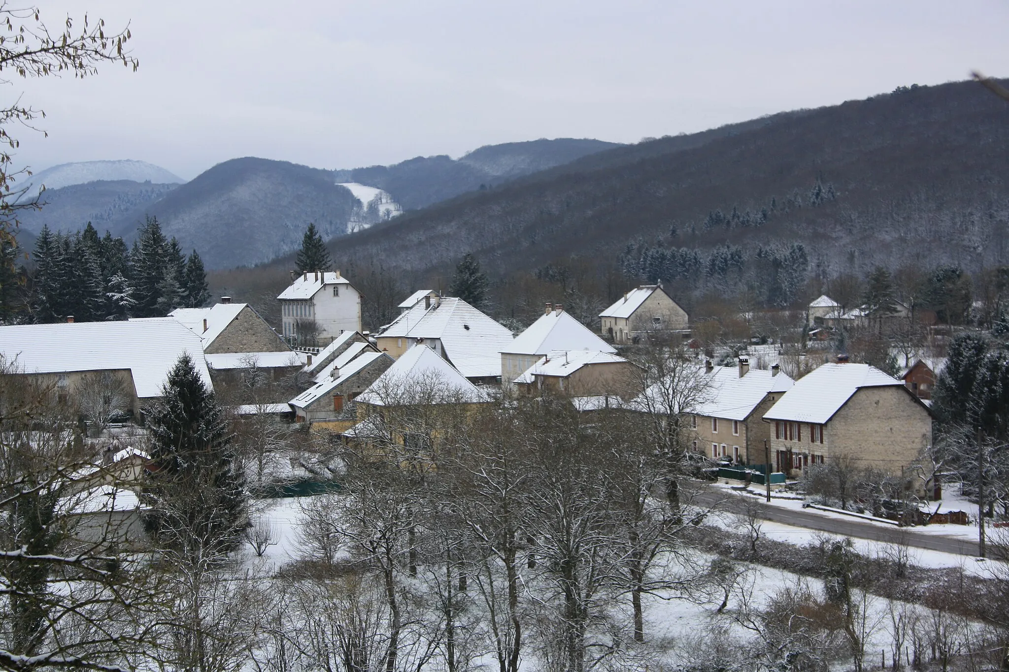 Photo showing: View of La Chapelle-sur-Furieuse, a village in Jura, France.