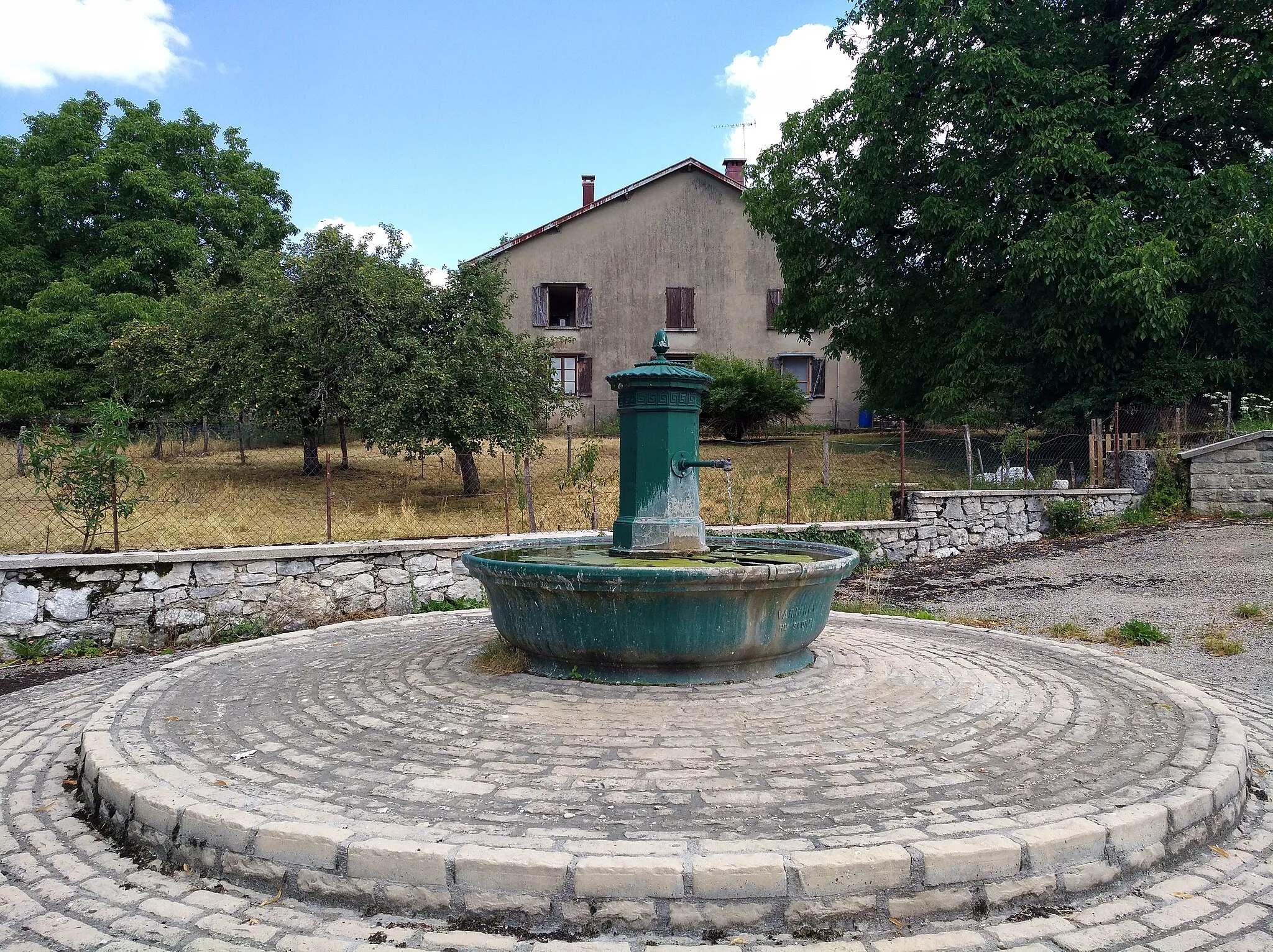 Photo showing: Fontaine à Hautecour (Jura, France).
